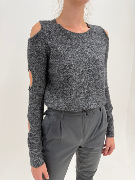 Pulover din cașmir melanj charcoal cu decupaje sculpturale și umeri cold shoulder
