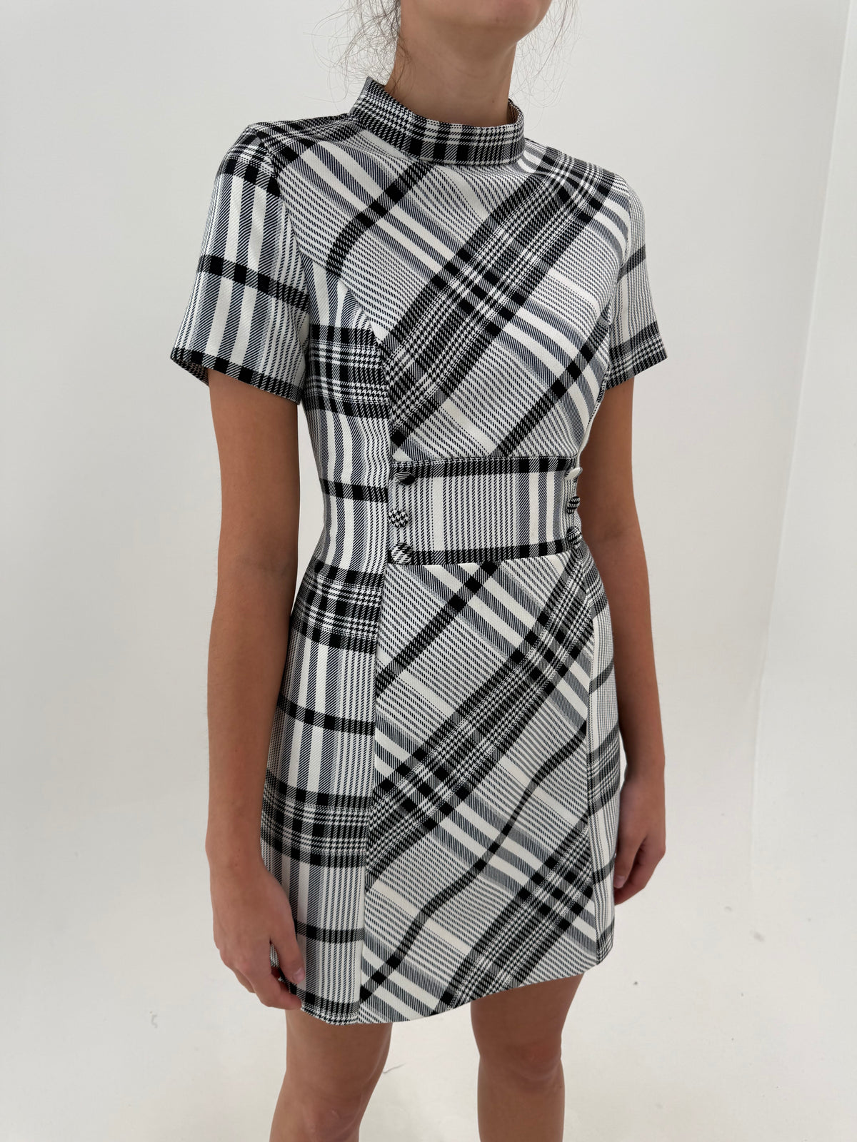 Rochie din stofita în carouri alb negru în croi de ani 60 mini