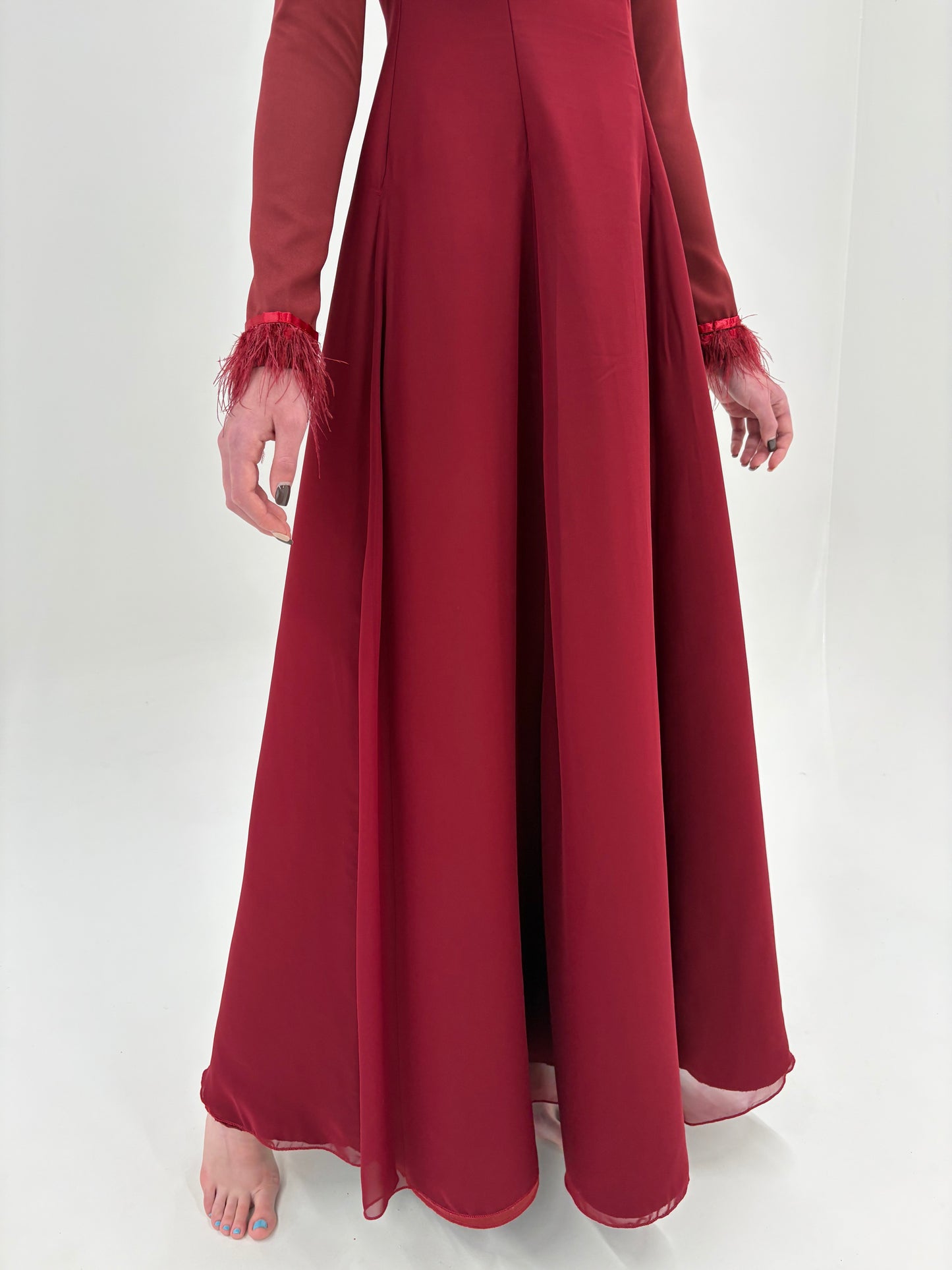 Rochie maxi burgundy de seară cu talie ultra înaltă și pene naturale cu spate reglabil