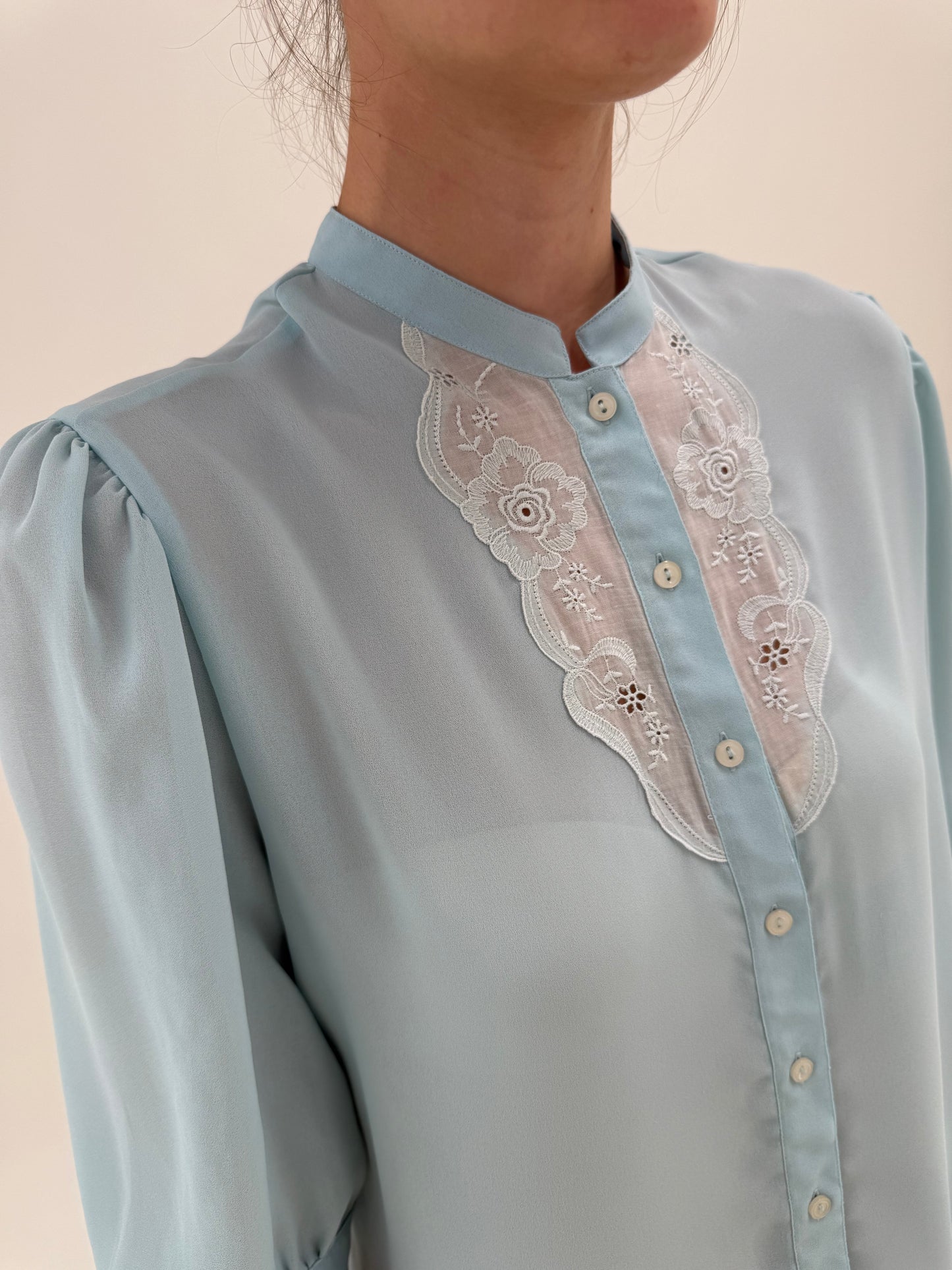 Cămașa vintage baby blue cu mânecuțe bufante și dantelă chantily