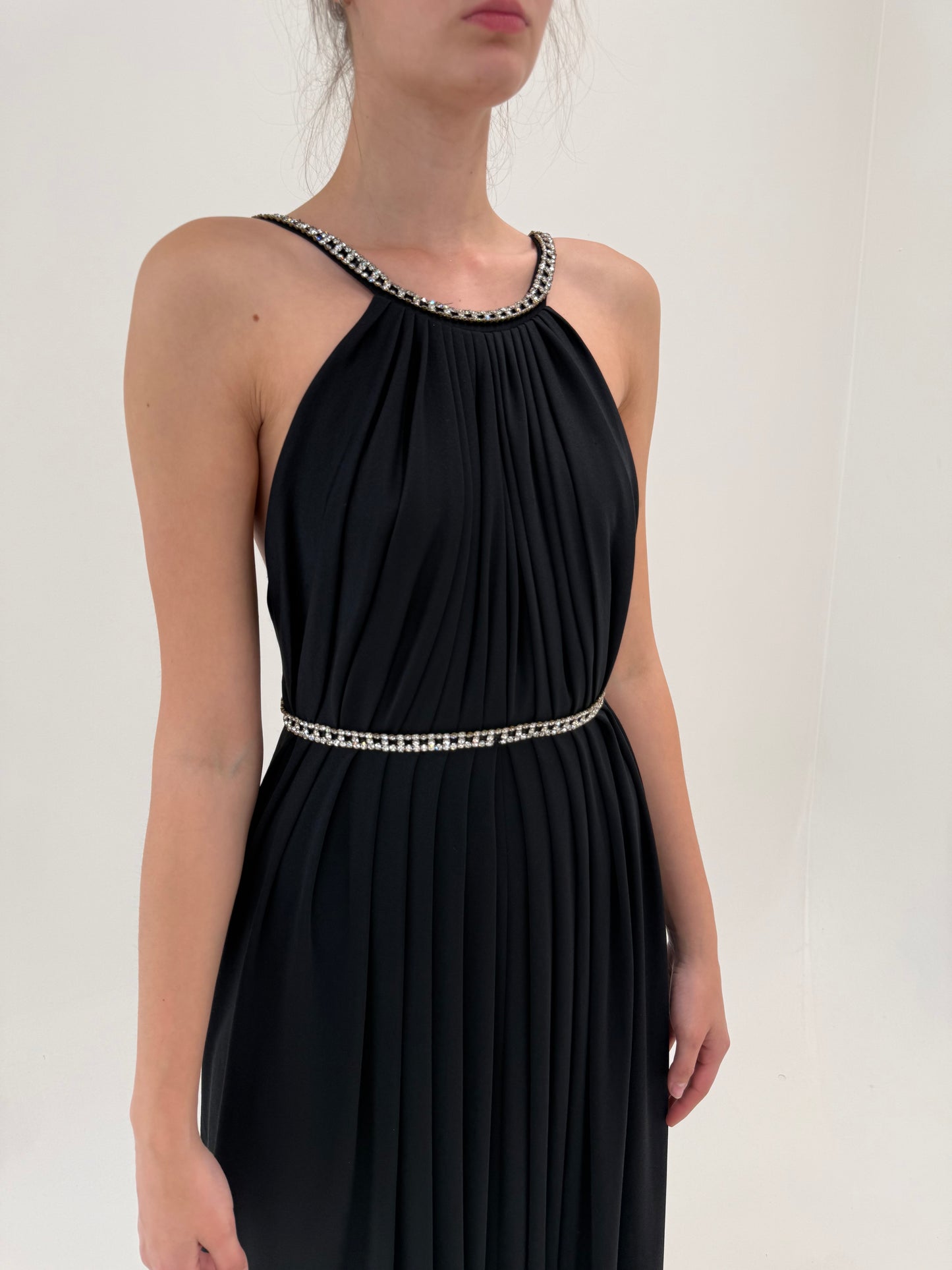 LBD vintage cu spate decupat și aplicații cu cristale în stil Old Hollywood atemporal