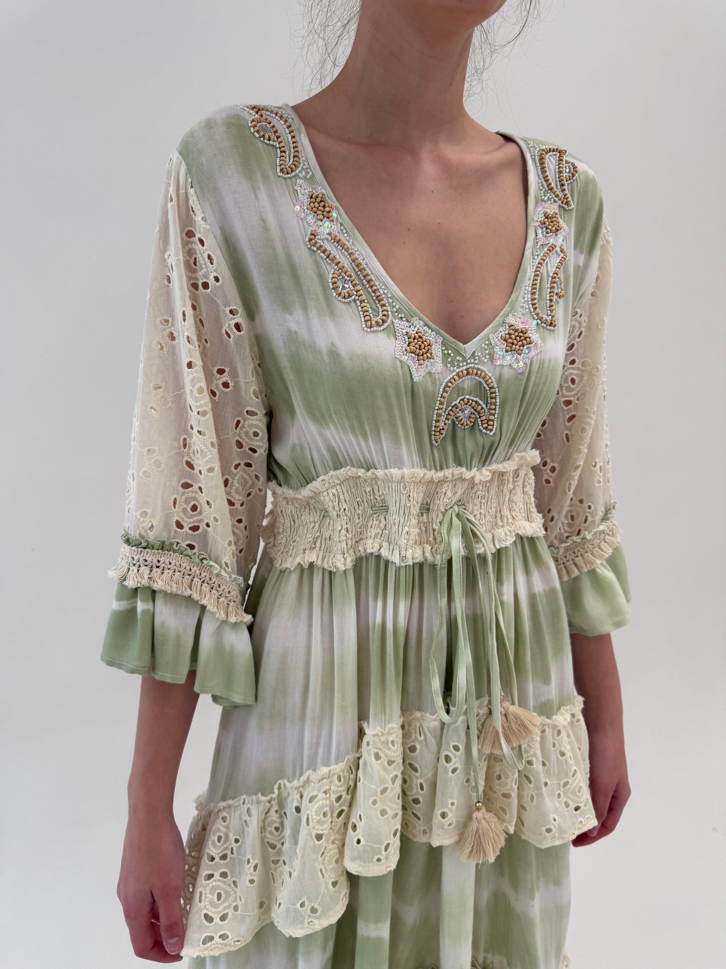Rochie maxi in stil boho cu inserții de macrame si broderie anglaise