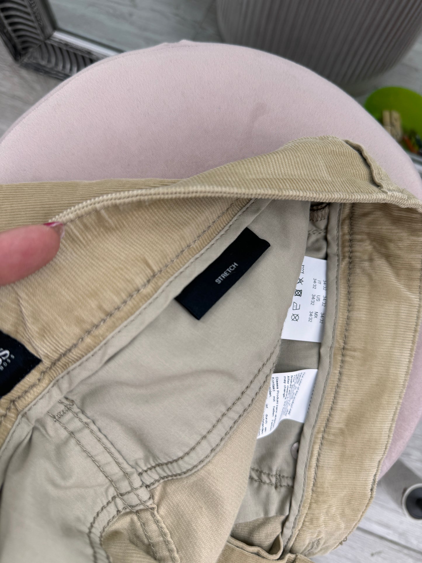 Pantaloni camel Hugo Boss din catifea raiata tall