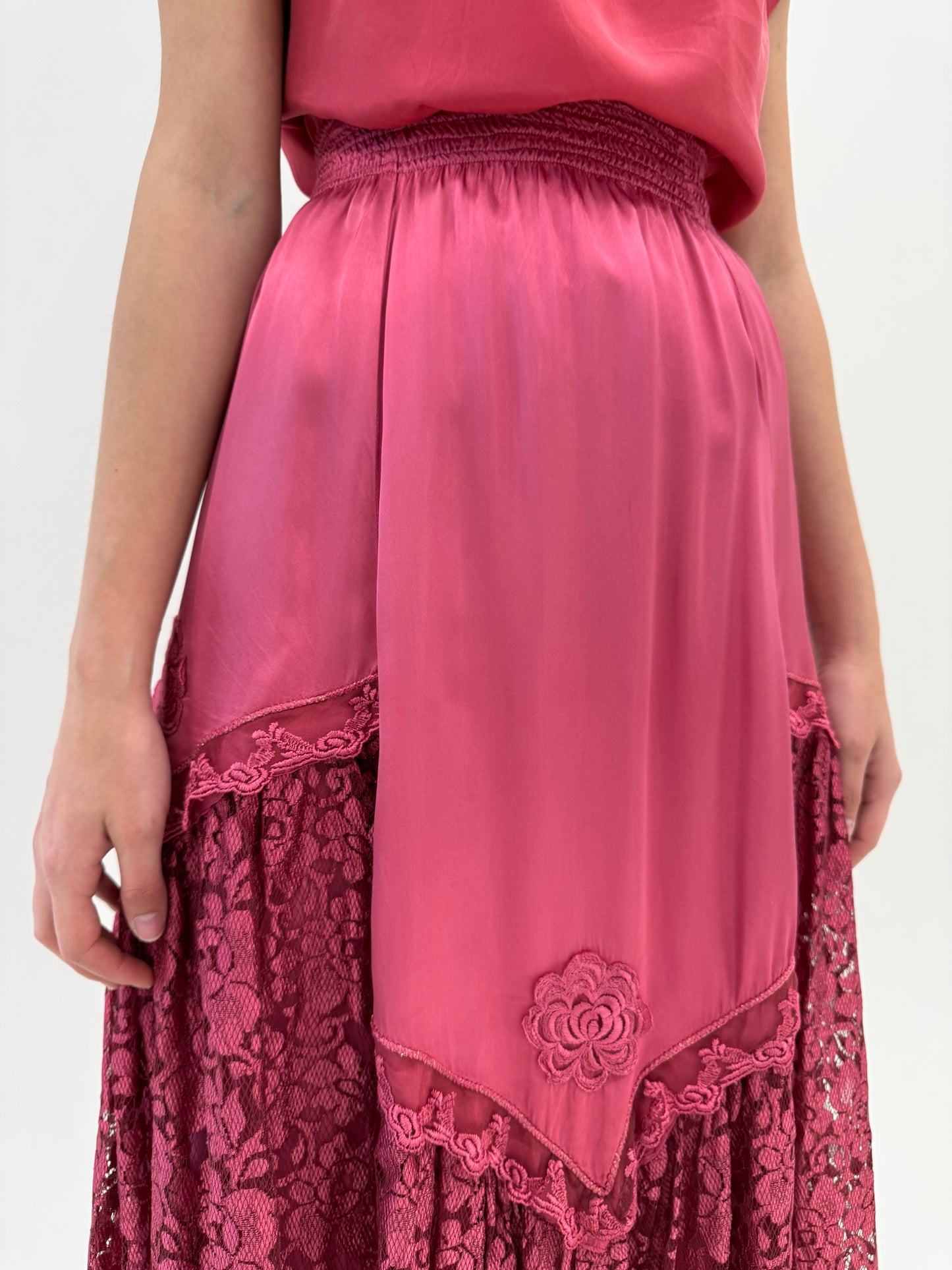 Fustă maxi ultra amplă din vascoza satinata grea și dantelă chantily dusty rose pink