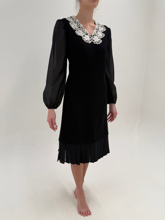 LBD vintage cu guler din macrame lucrat manual și inserții de voal