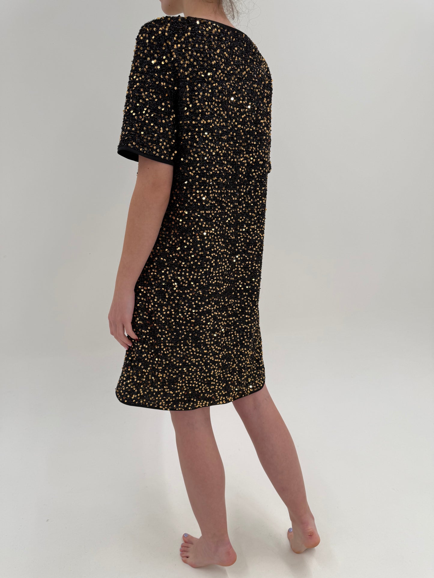 LBD de seară confort cu paiete aurii în croi lejer