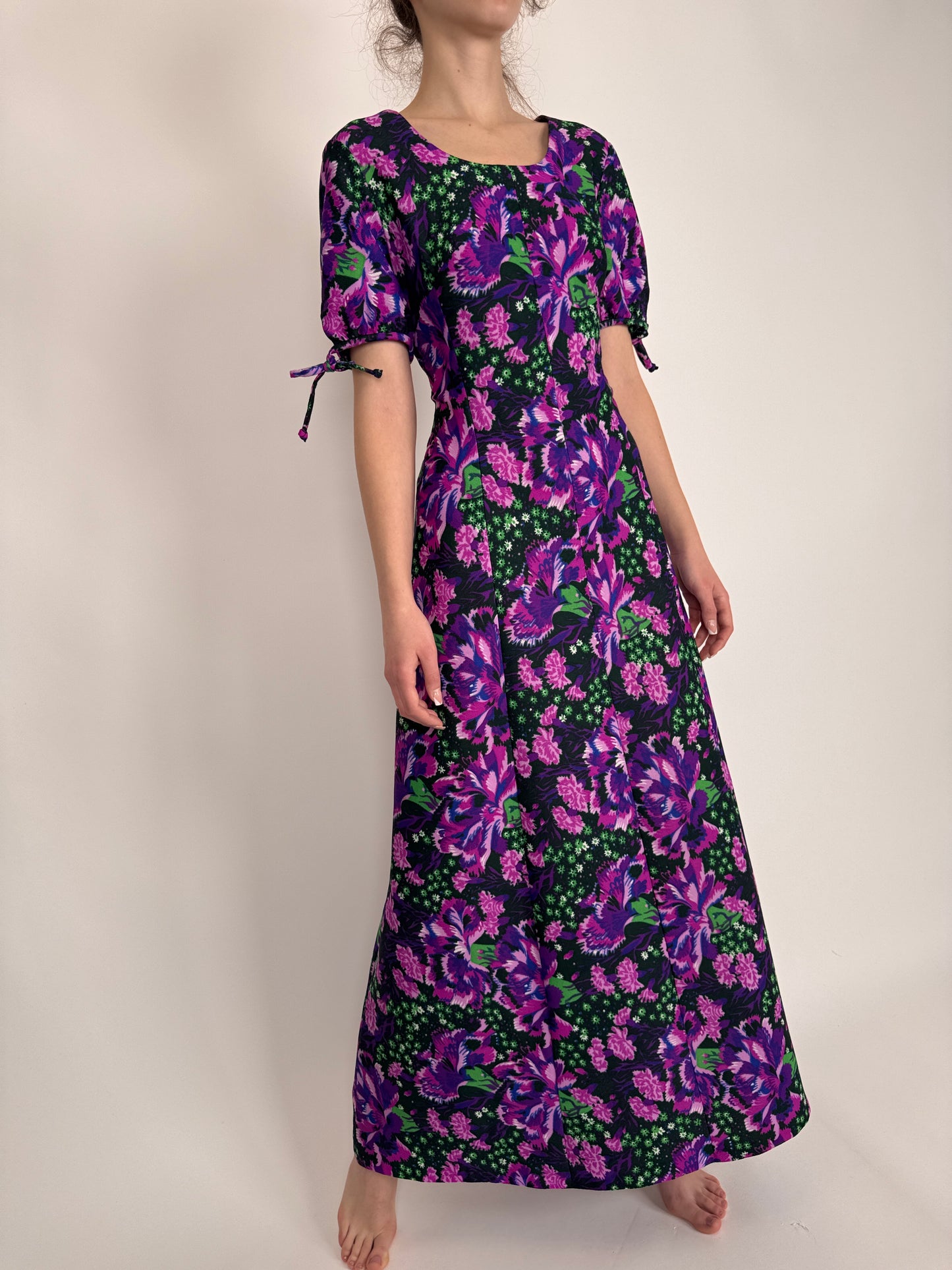 Rochie maxi cu print floral superb și mânecuțe ușor reglabile