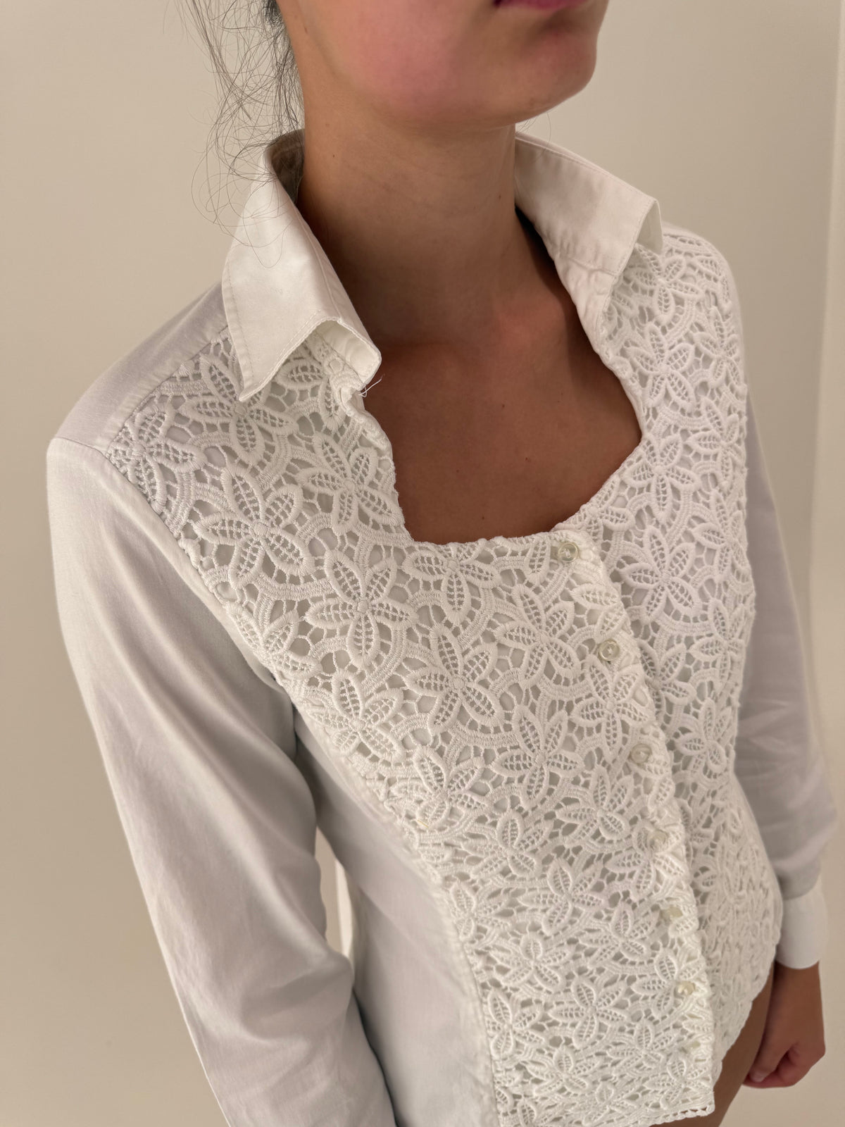 Cămașa luxury Nara Camicie cambrata cu dantelă macrame și guler ușor scrobit