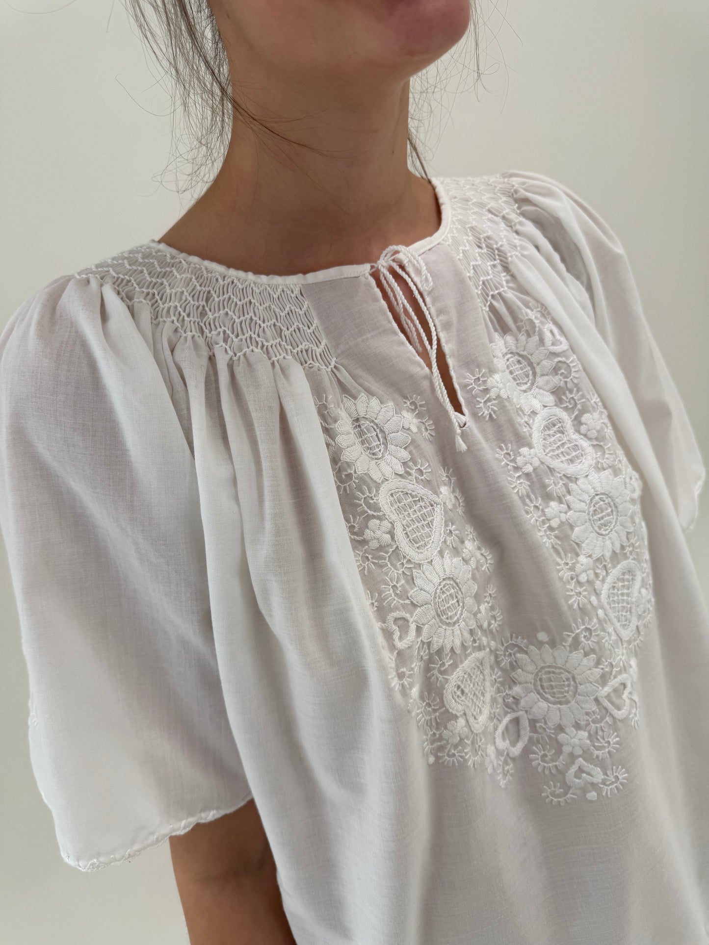 Top tip ie cu broderie delicată și lucrătură manuală din panzica de bumbac