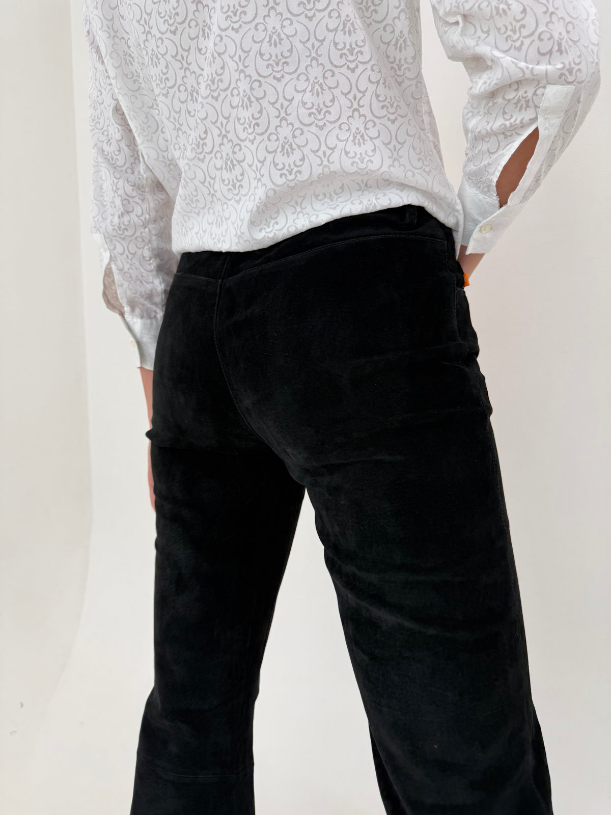 Pantaloni tall din piele naturală întoarsă evazați în croi super revenit în trend