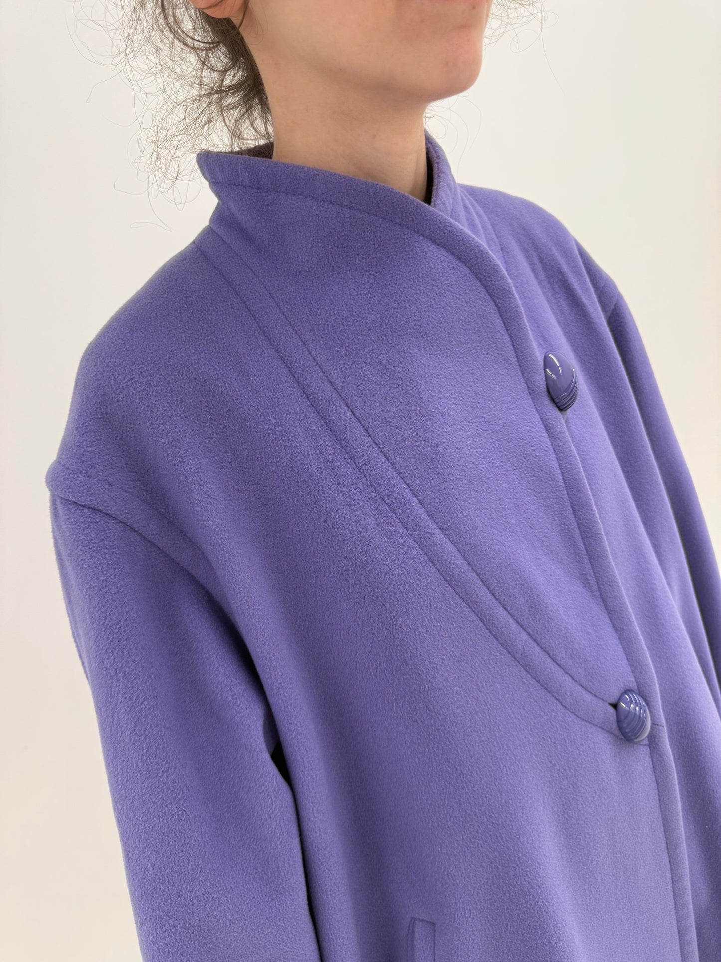 Palton lavandă în croi tip capa din stofă excepțională de lana cu cașmir