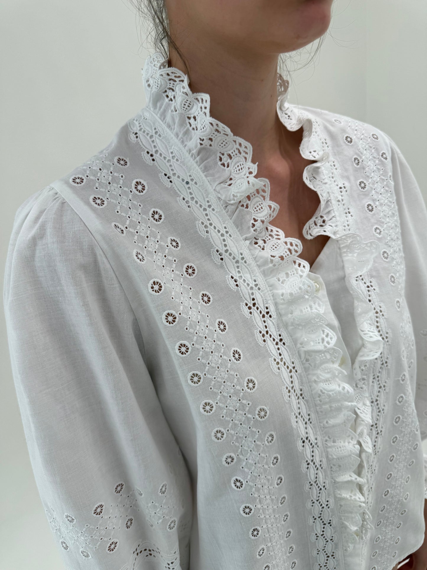 Cămașa vintage din panzica de bumbac și in cu broderie anglaise