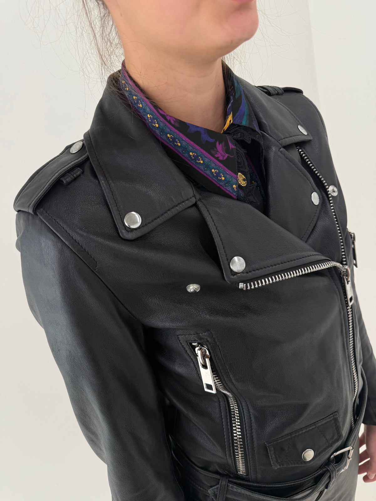 Geaca biker din piele naturală extrem de moale petite cu feronerie argintie