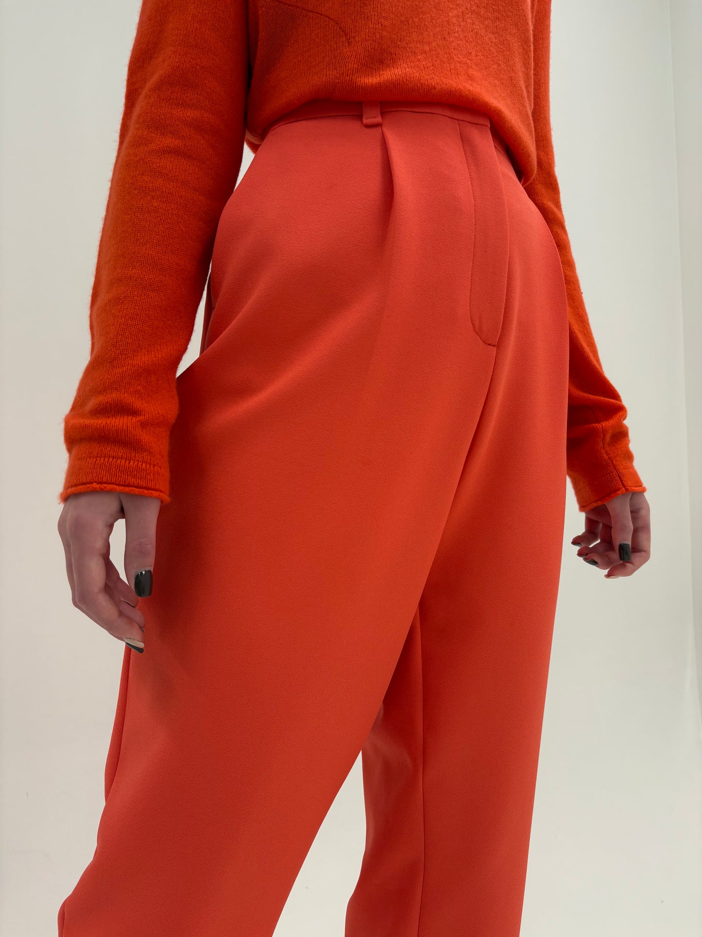 Pantaloni noi Marc Cain cu talie ultra înaltă și pense