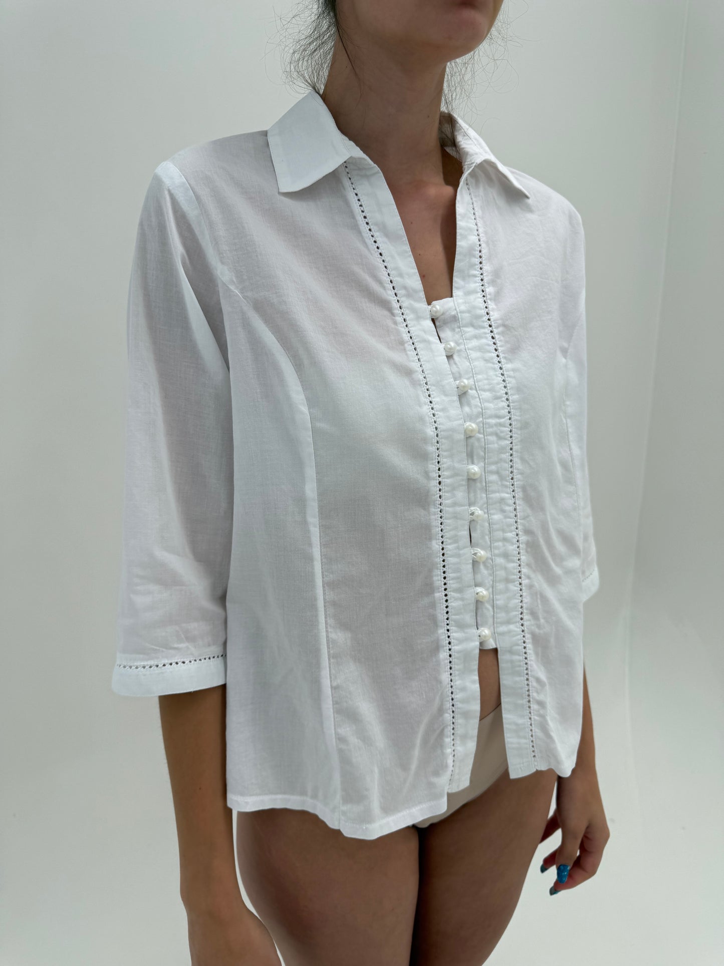 Cămașa din bumbac fin în croi clasic cu broderie geometrică
