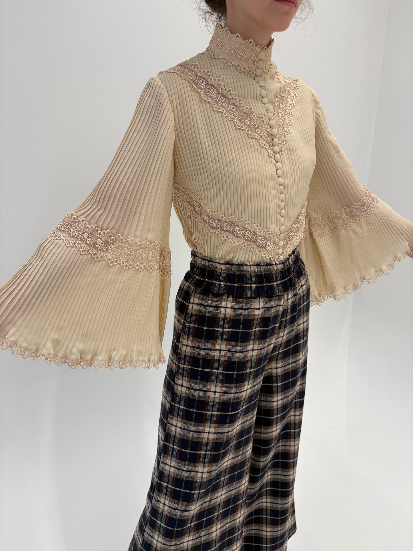 Cămașa old vintage anii 70 cu pliseuri și dantelă macrame