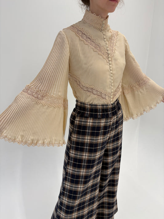 Cămașa old vintage anii 70 cu pliseuri și dantelă macrame