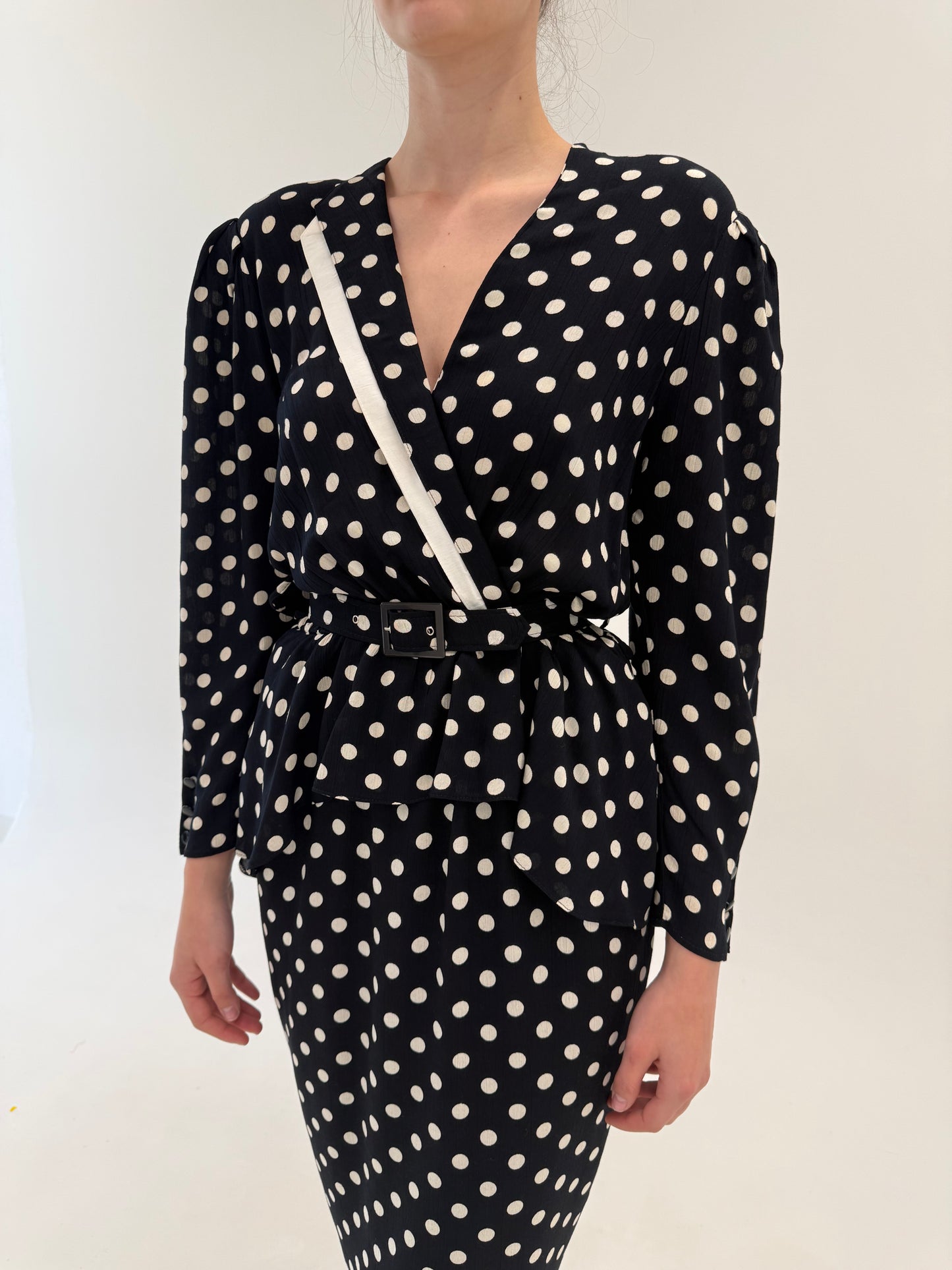 LBD vintage cu buline și peplum cu talie ultra înaltă marcată reglabilă din curea proprie