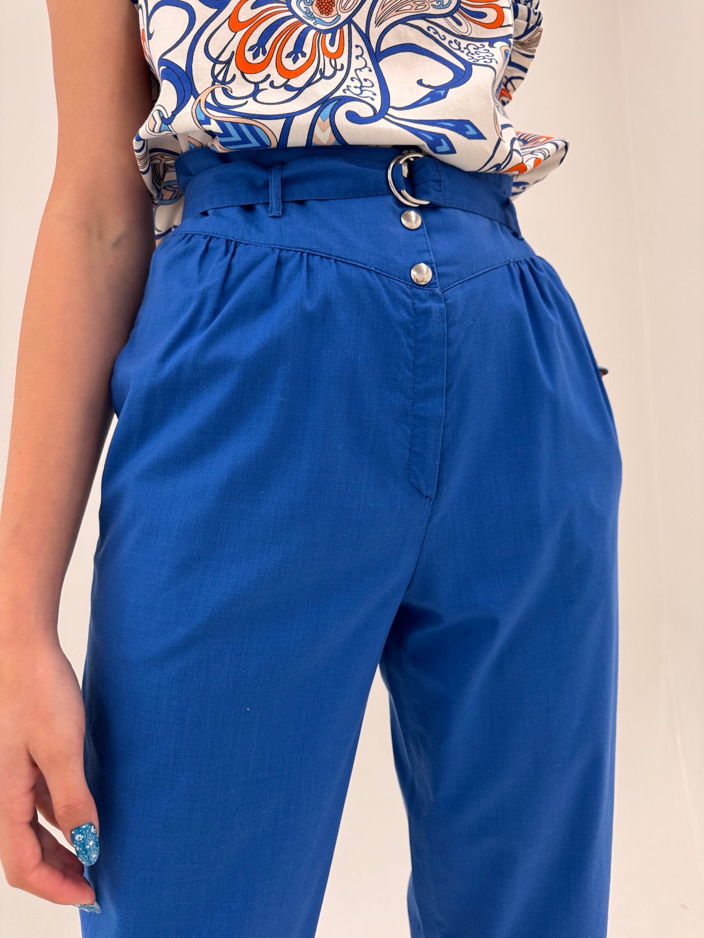 Pantaloni vintage albastru regal în croi retro modern cu talie extrem de înaltă