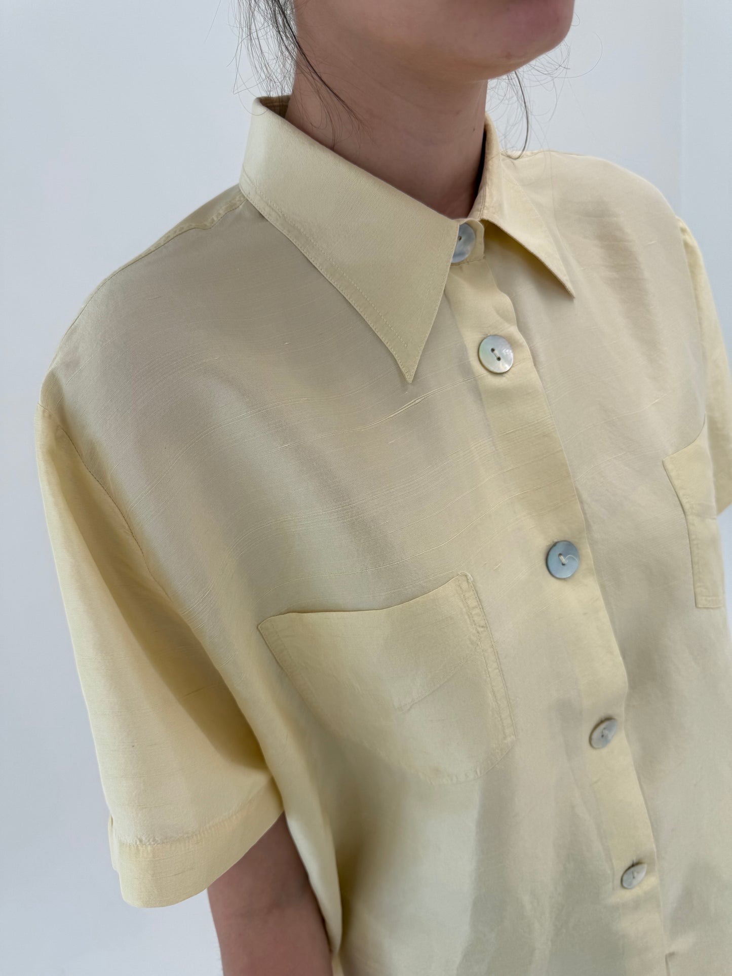 Cămașa butter yellow din mătase naturală cu nasturi mother of pearl