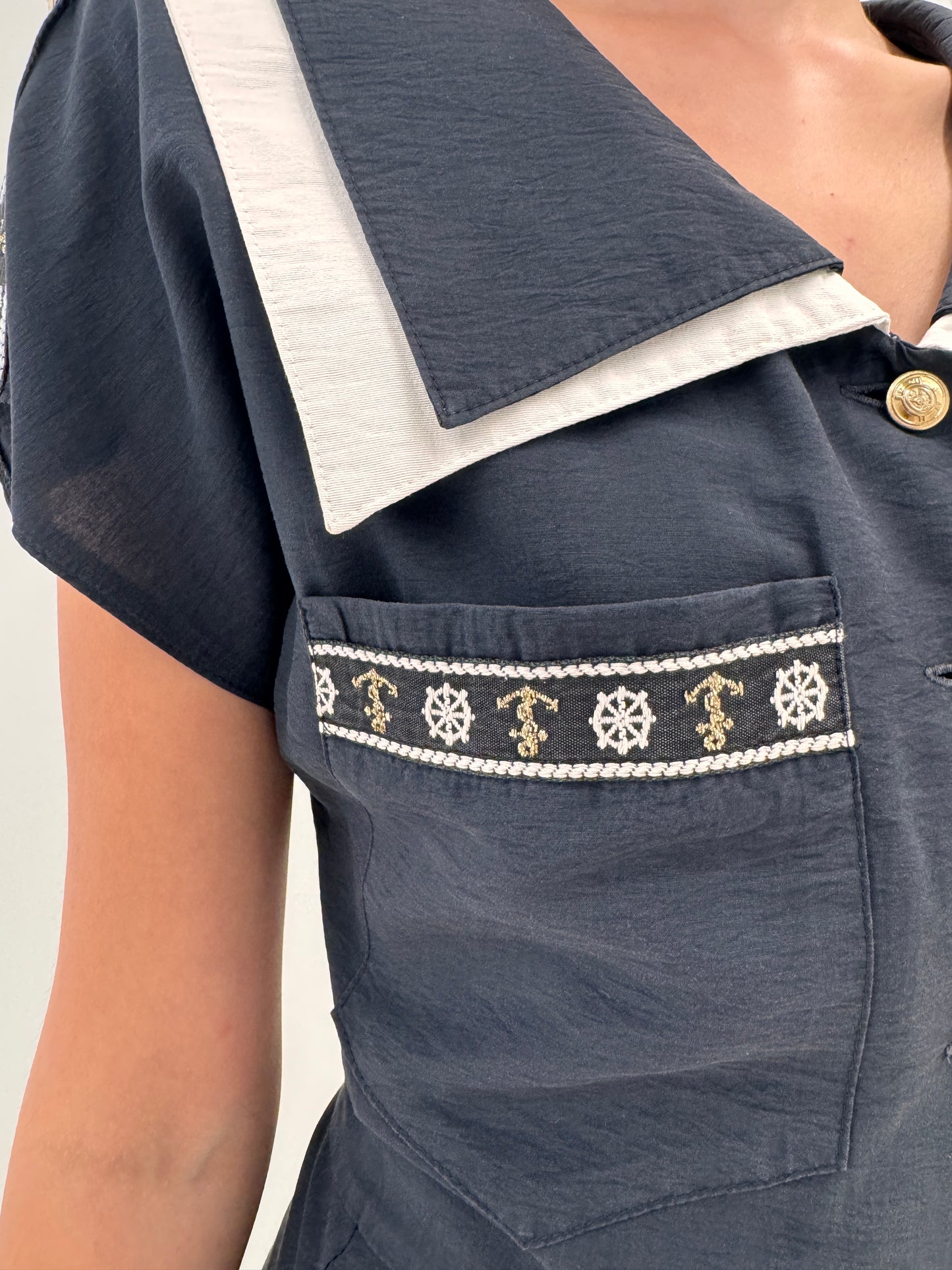Rochie vintage neagră cu influențe nautice și guler supradimensionat