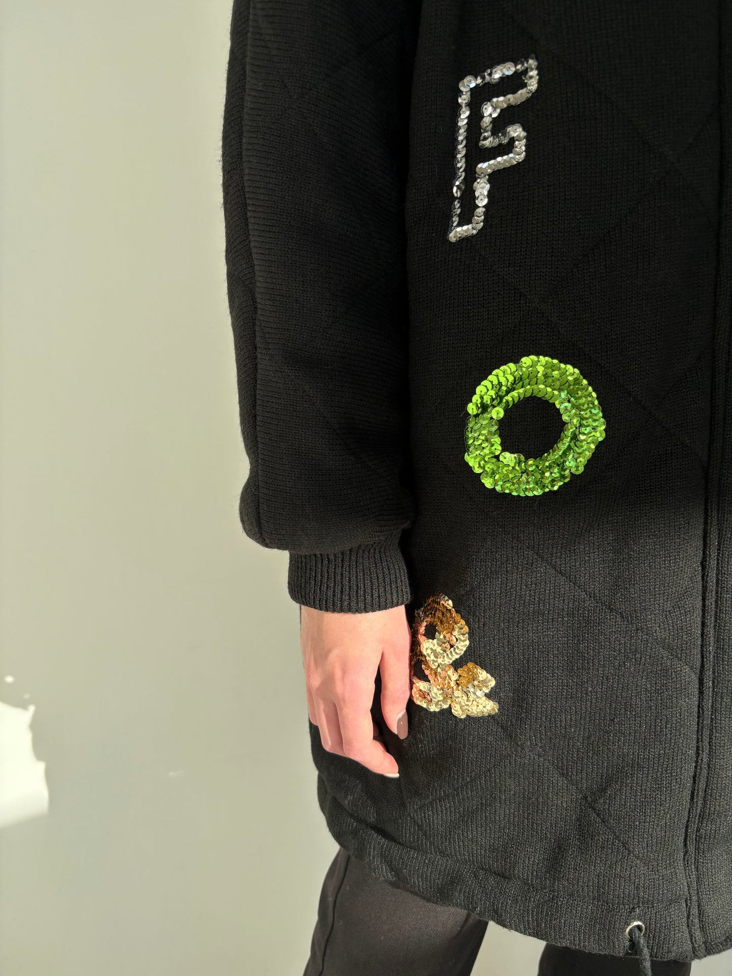 Jacheta vintage neagră groasă și lungă cu aplicații manuale din lana extrafina