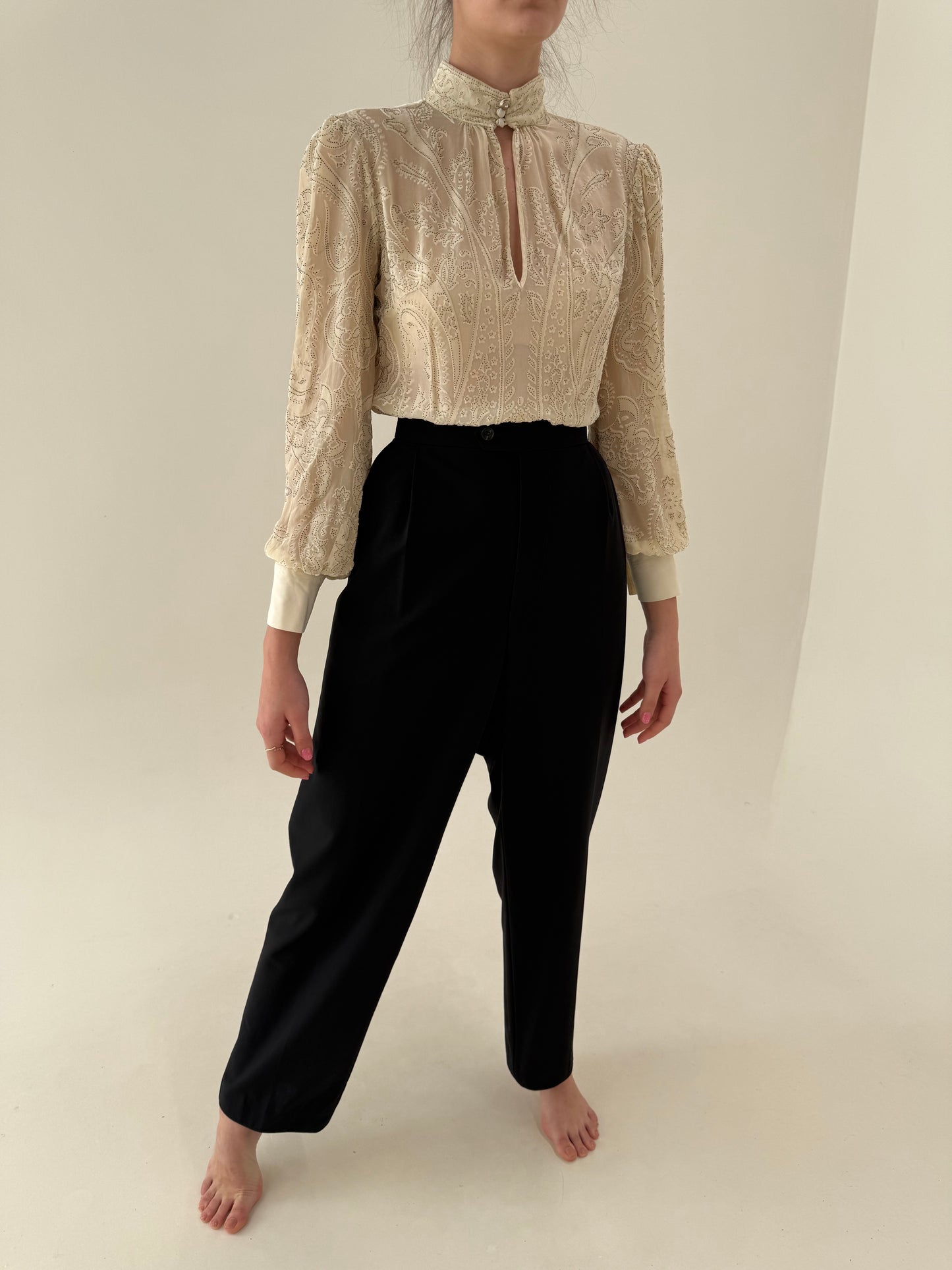 Costum luxury vintage Pierre Cardin cu revere satinate din lanita subțire