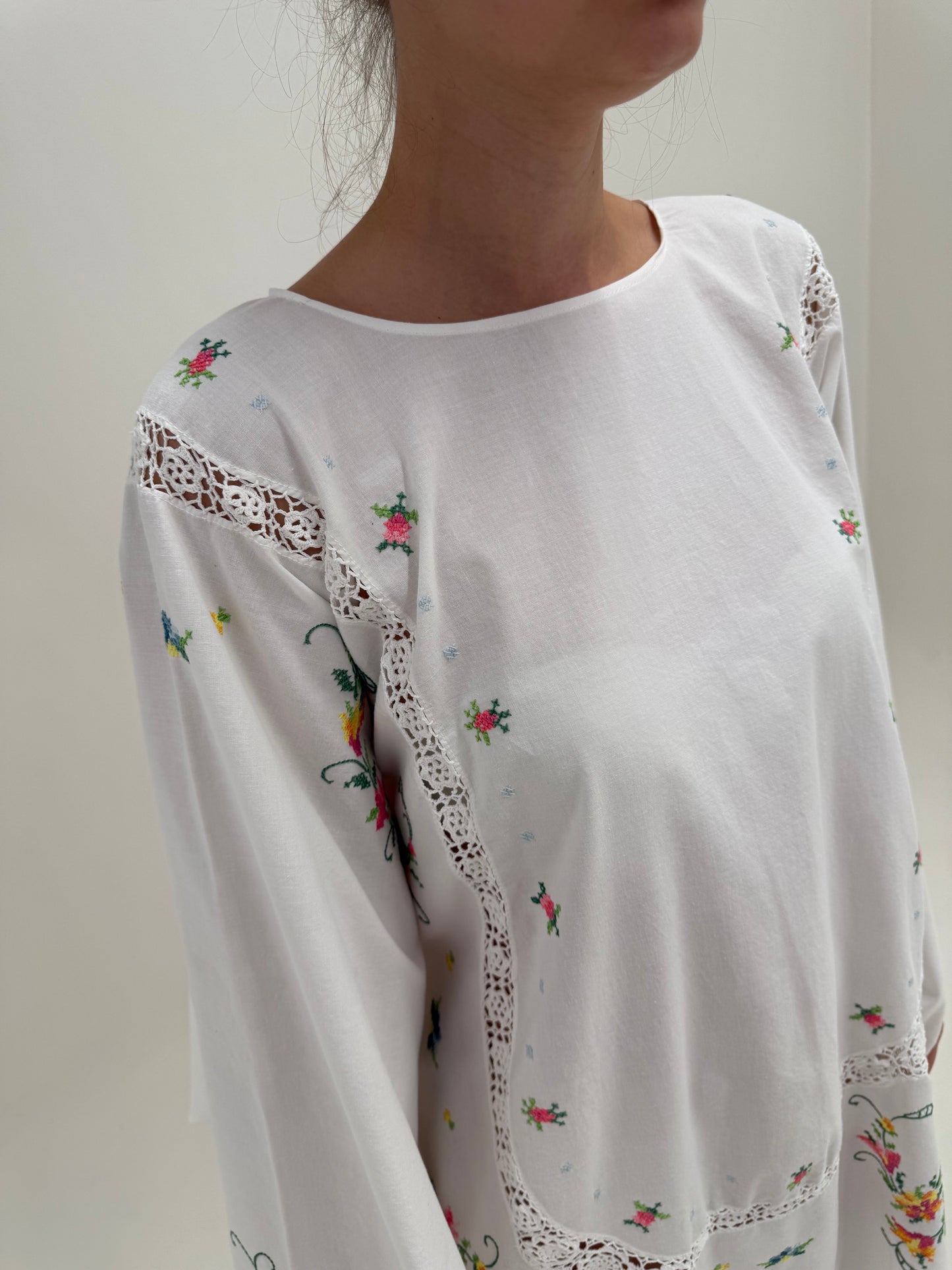 Kaftan excepțional cu broderie manuală superbă colorată și macrame fin lucrat manual