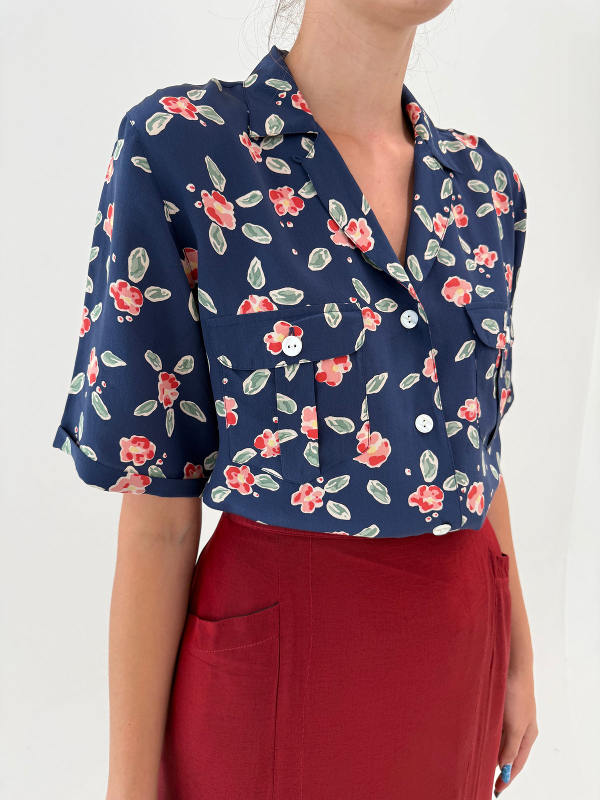 Cămașa din mătase naturală Navy cu print floral stilizat