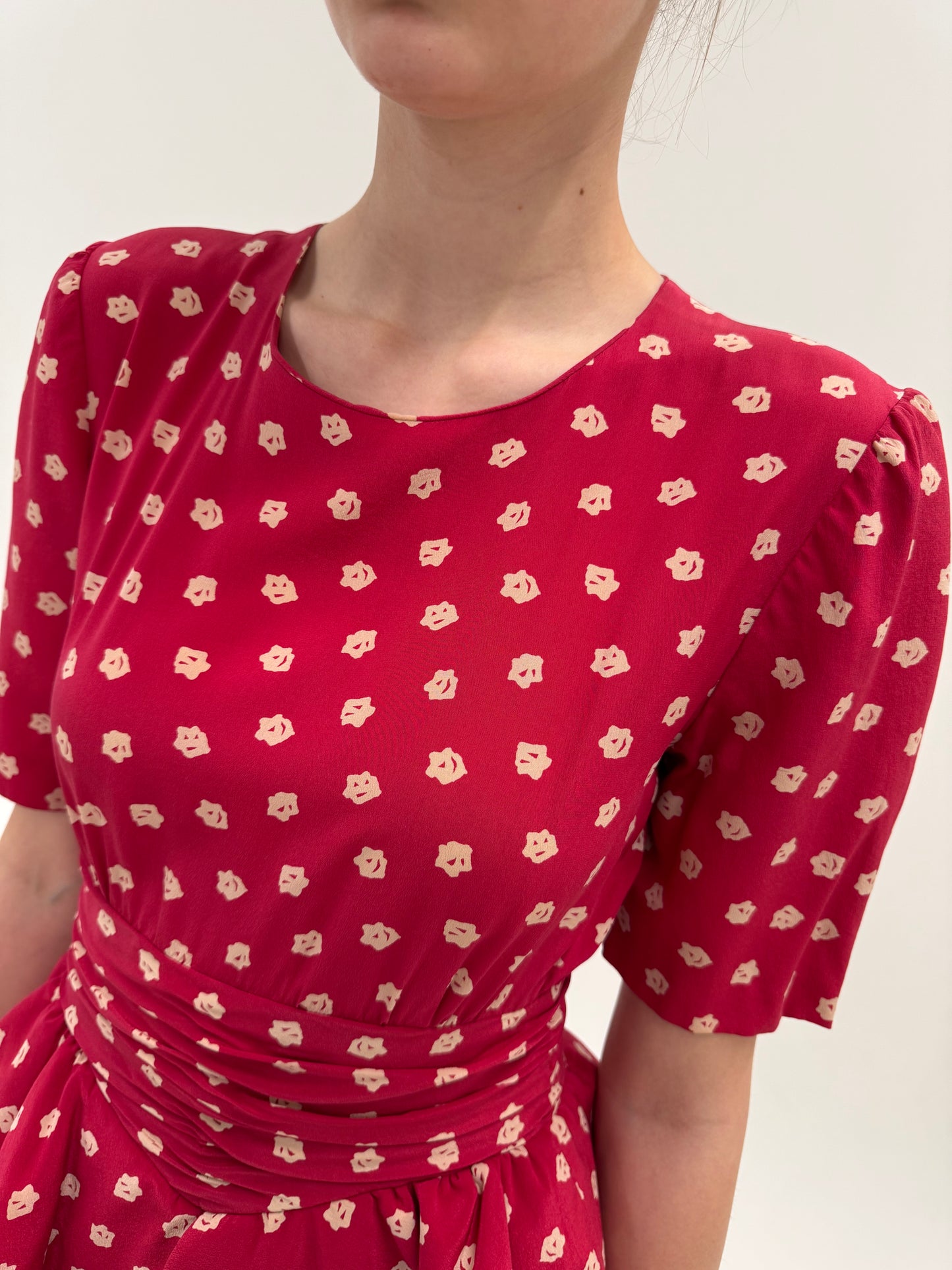 Rochie vintage cu talie ultra marcată și peplum din mătase naturală