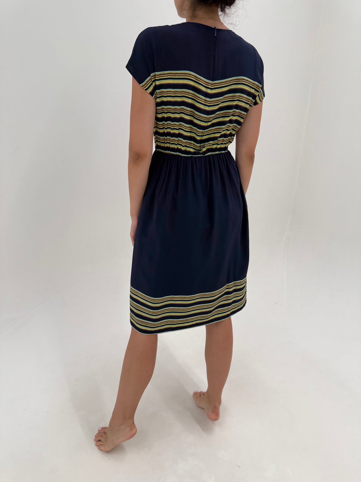 Rochie din twill de mătase matuala în croi retro modern cu talie elastică