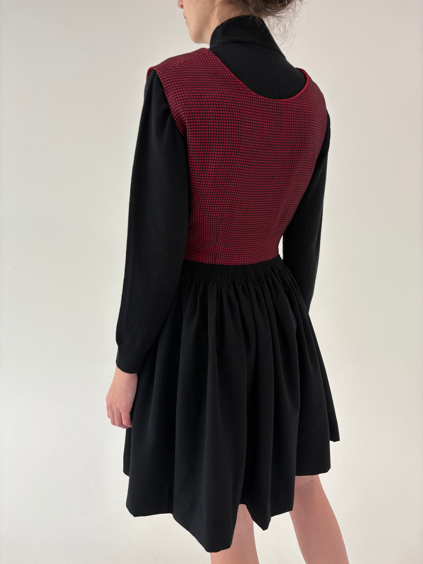 Rochie vintage din 2 tipuri de lana cu corsaj și fusta extrem de amplă