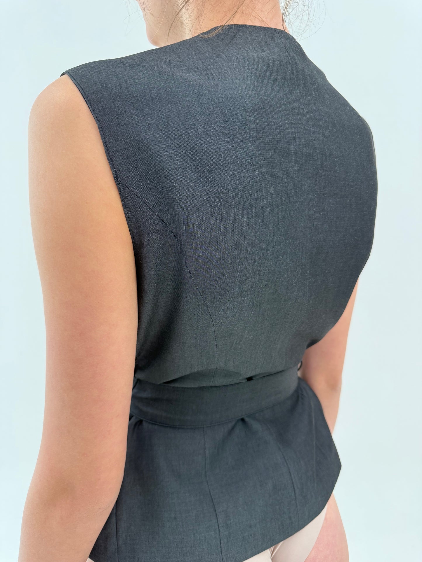 Costum business de vară din stofita excepțională lightweight în croi actual