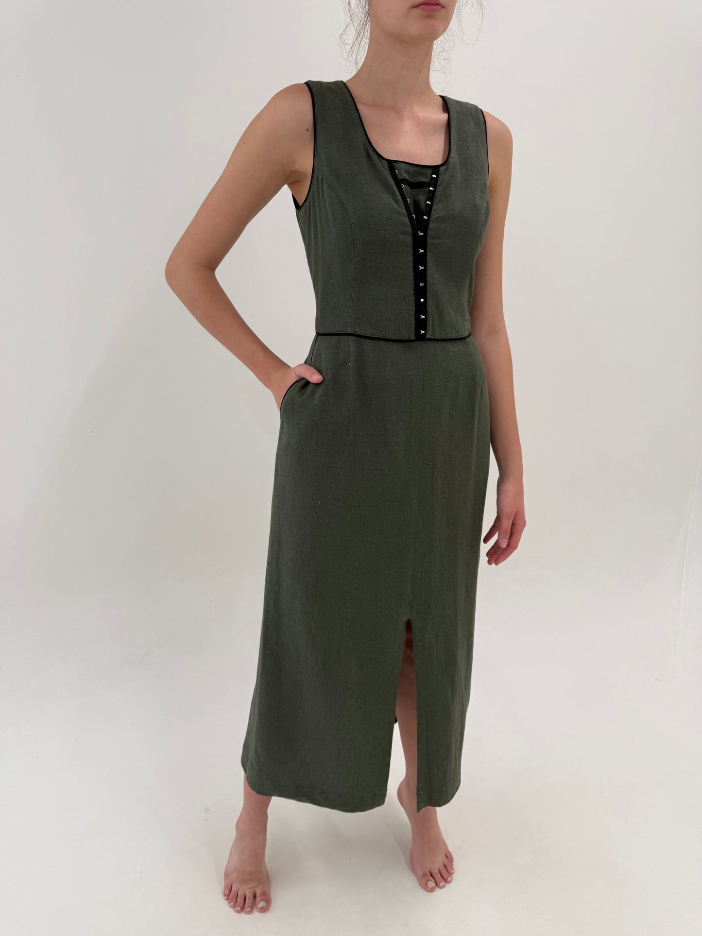 Rochie maxi din pânză kaki cu bust tip corsaj și talie ultra înaltă marcată cu buzunare