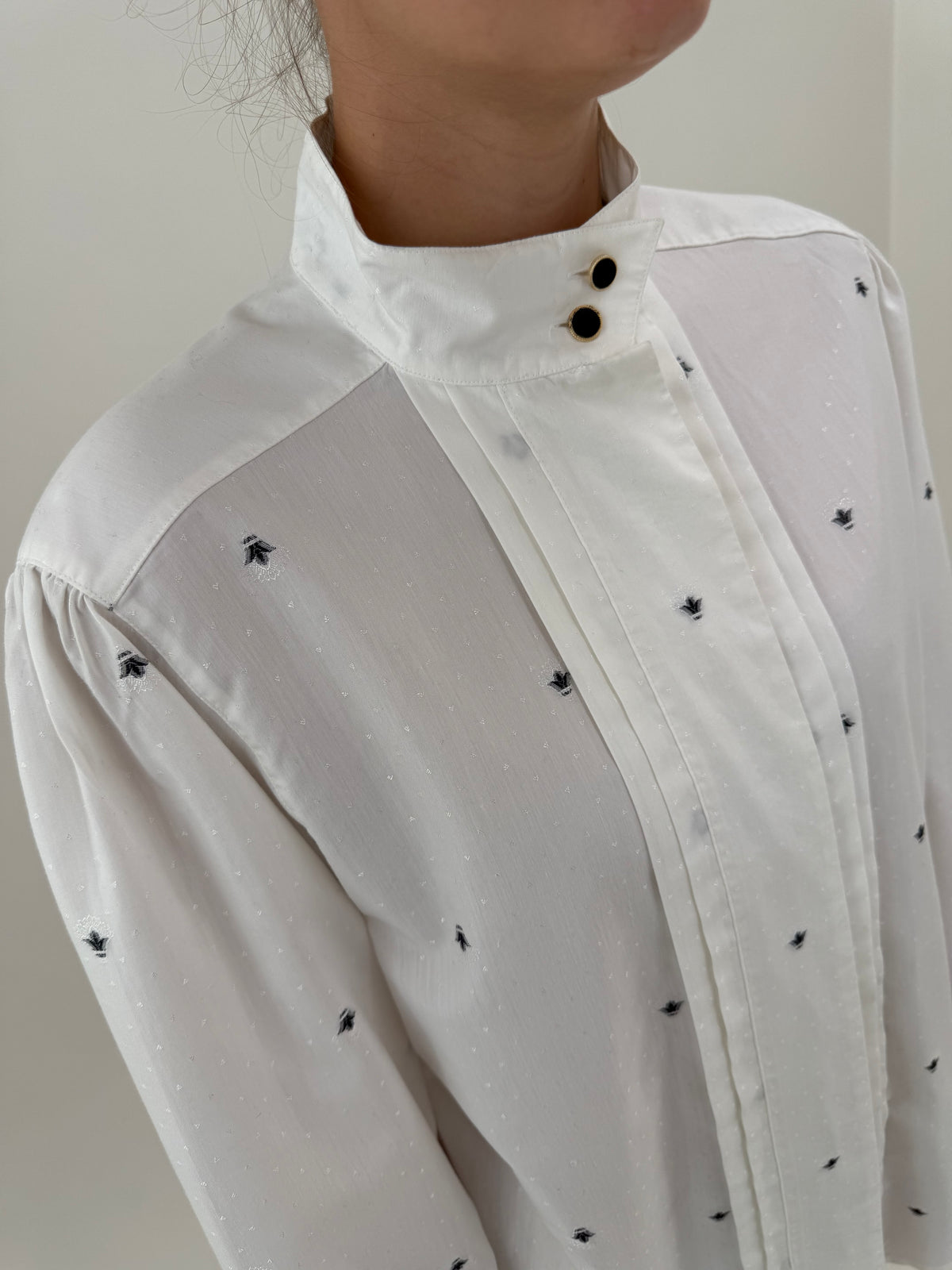 Cămașa de brand premium din poplin excepțional cu broderie neagră delicată