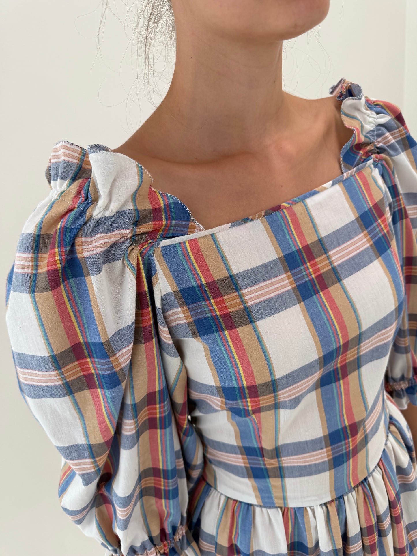 Rochie vintage din panzica de bumbac cu corsaj și decolteu elastic cu umeri bufanți