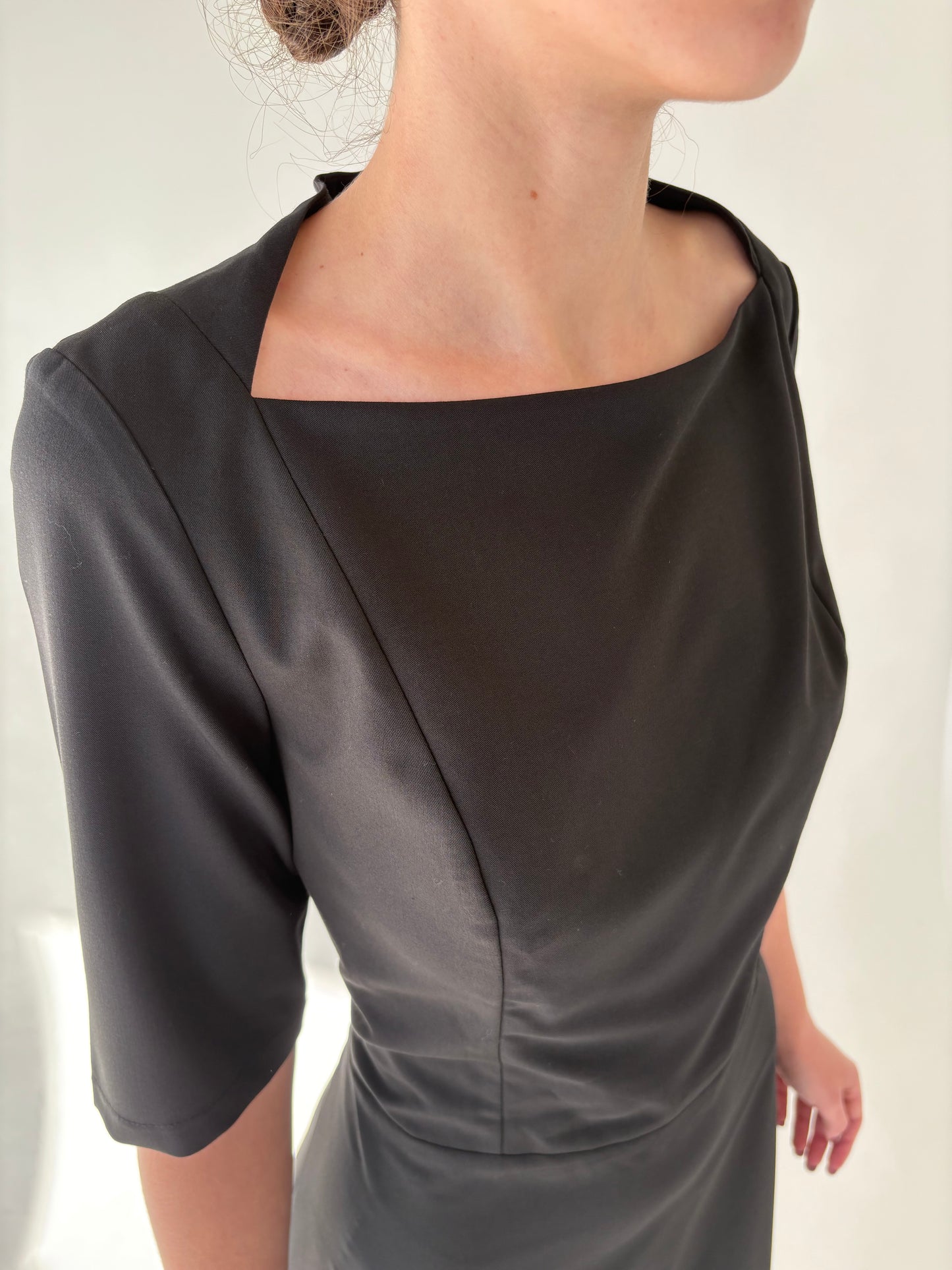 LBD ușor modelator de la business la seara cu talie marcată