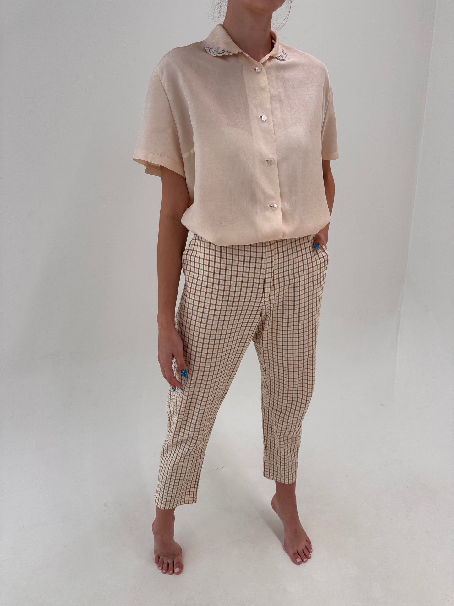 Pantaloni camel in carouri din pânză ușor modelatoare de in și bumbac