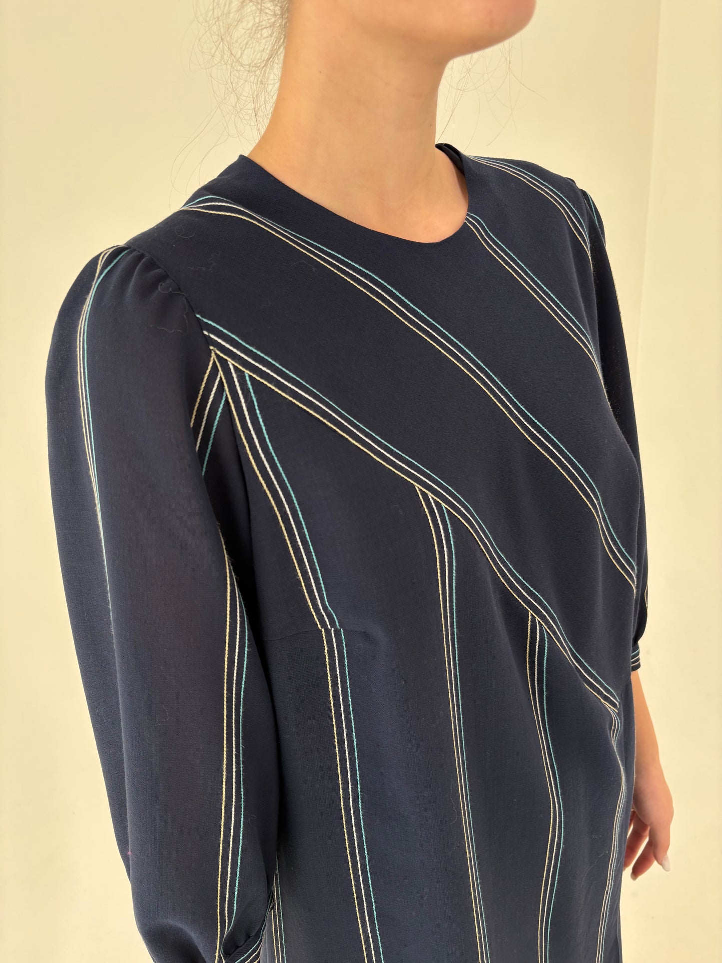 Rochie vintage în croi retro modern în dungi fine verticale cu mâneci ușor bufante