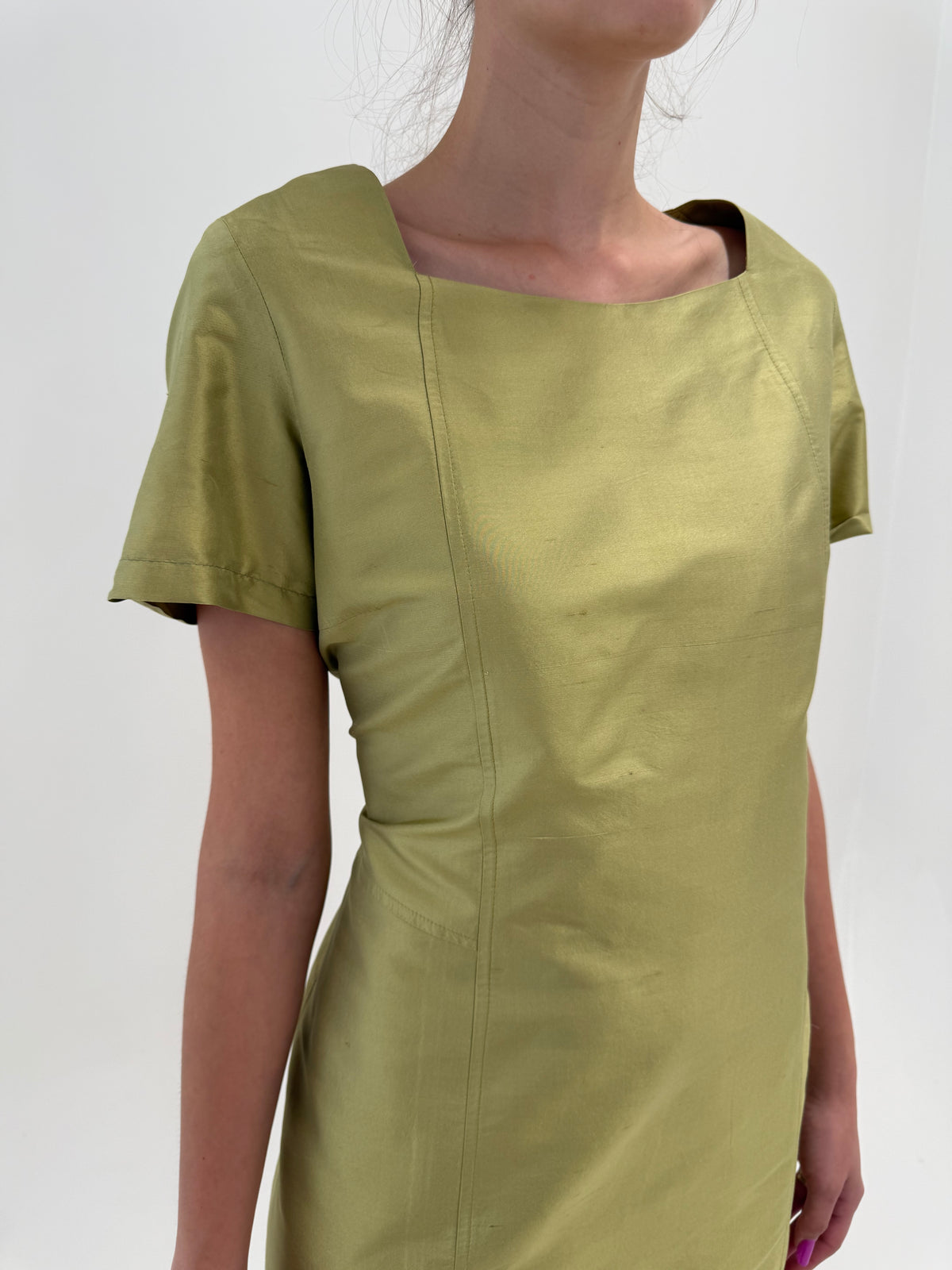 Rochie italiană din mătase naturală ușor structurată muted chartreuse în croi clasic