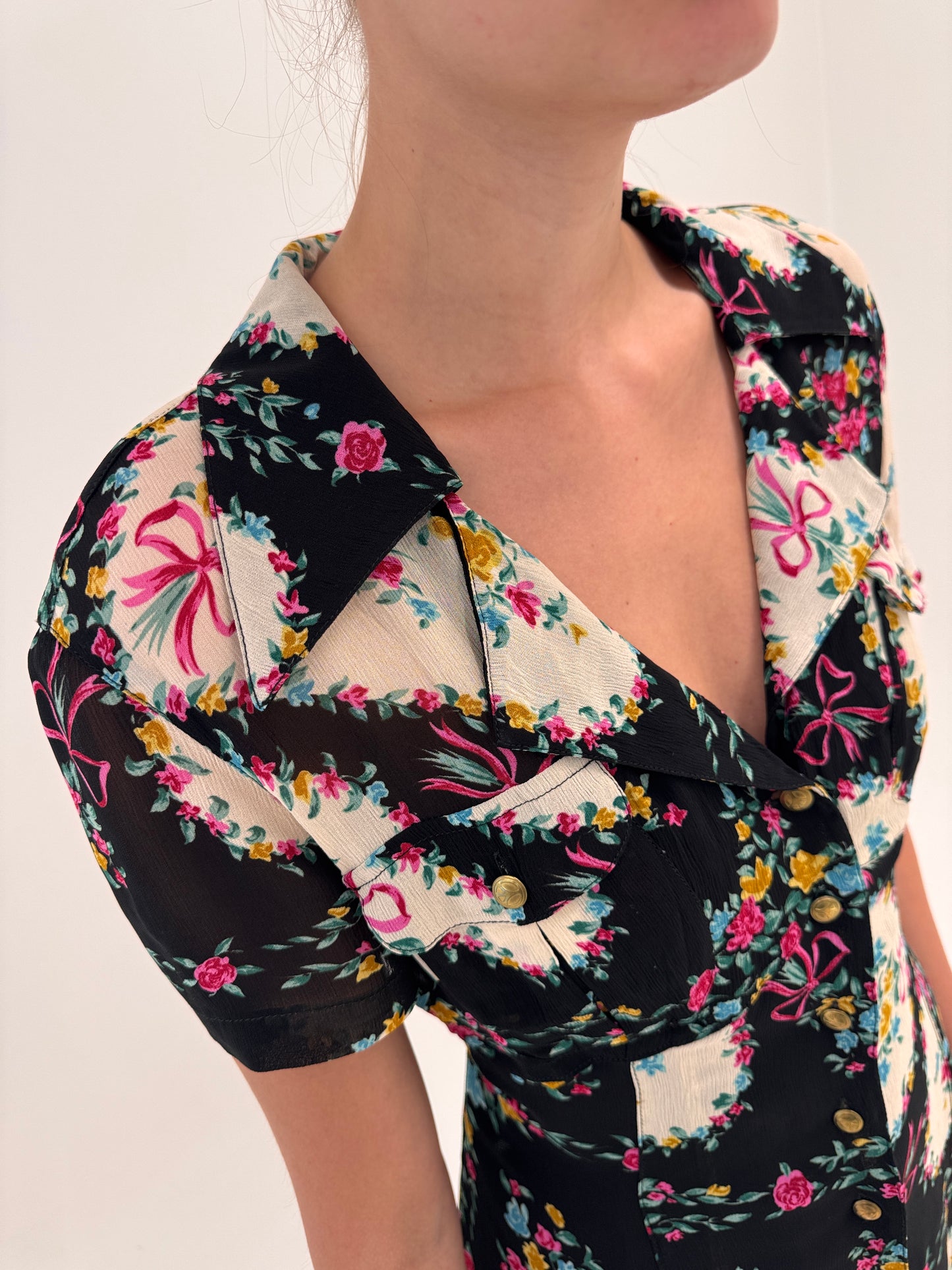 Rochie Moschino neagra cu print în culori tari și talie marcată