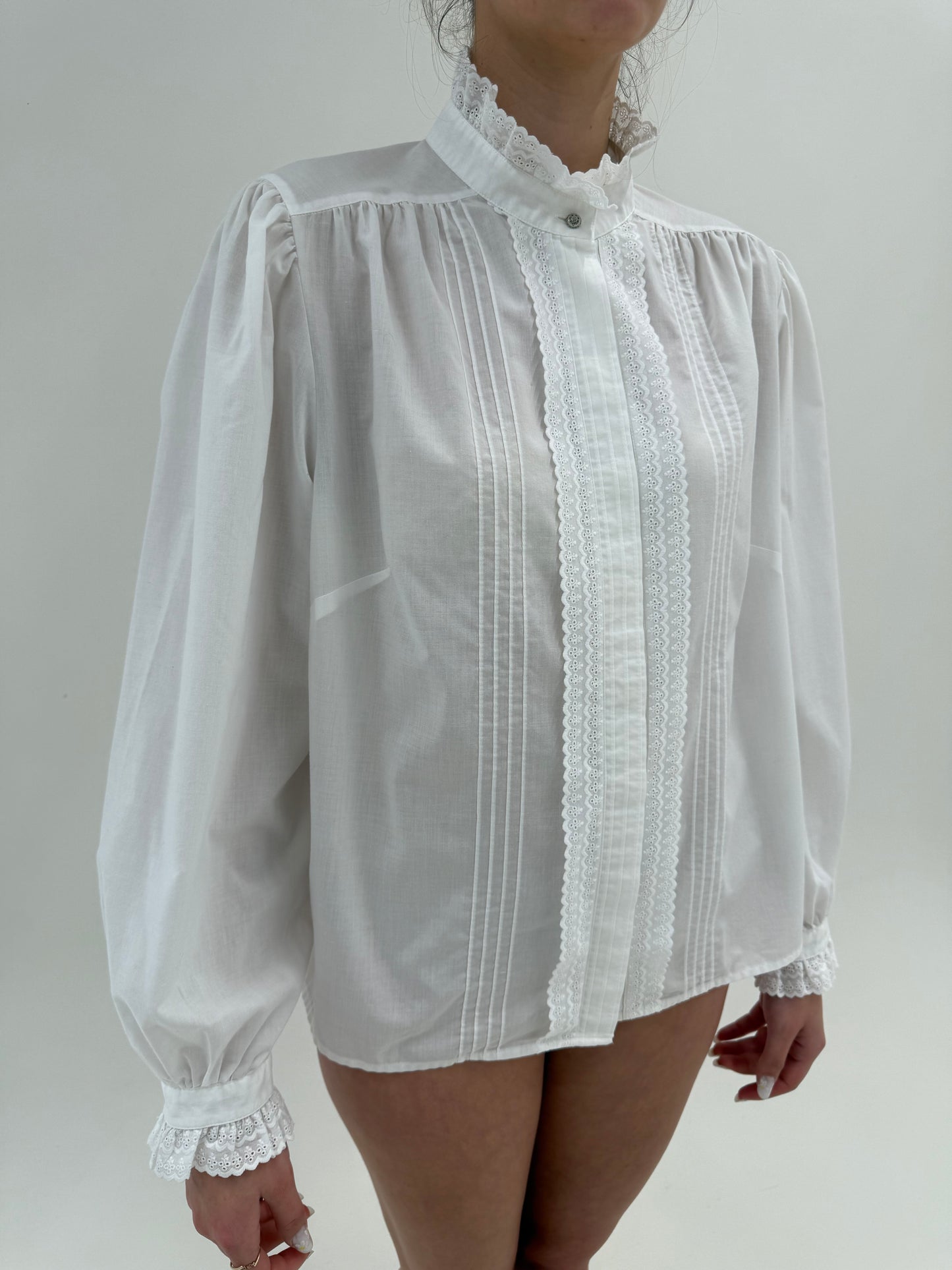 Cămașa vintage în croi amplu cu broderie anglaise