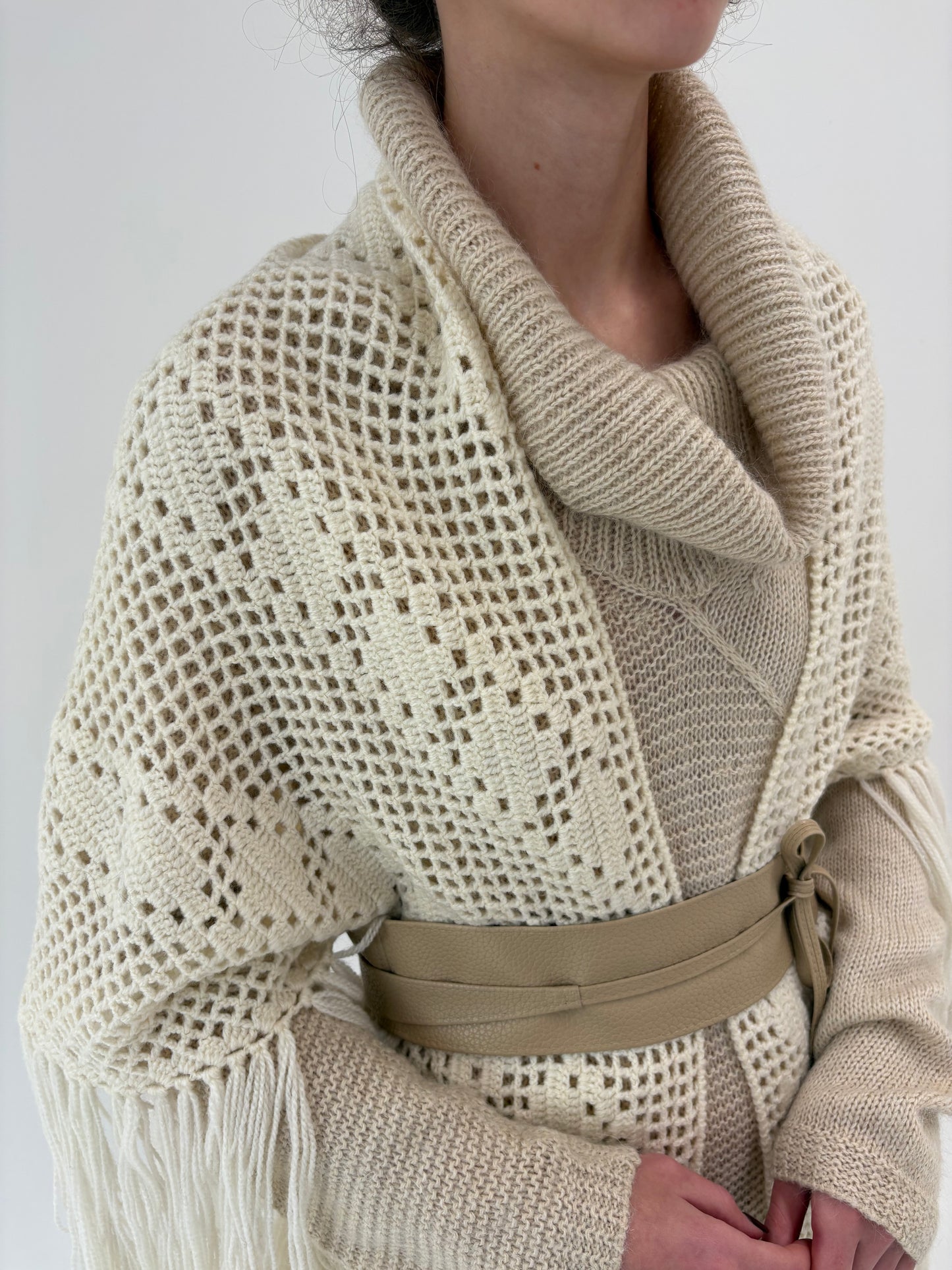 Capa vintage superba tip macrame lucrată manual din lana extrafina