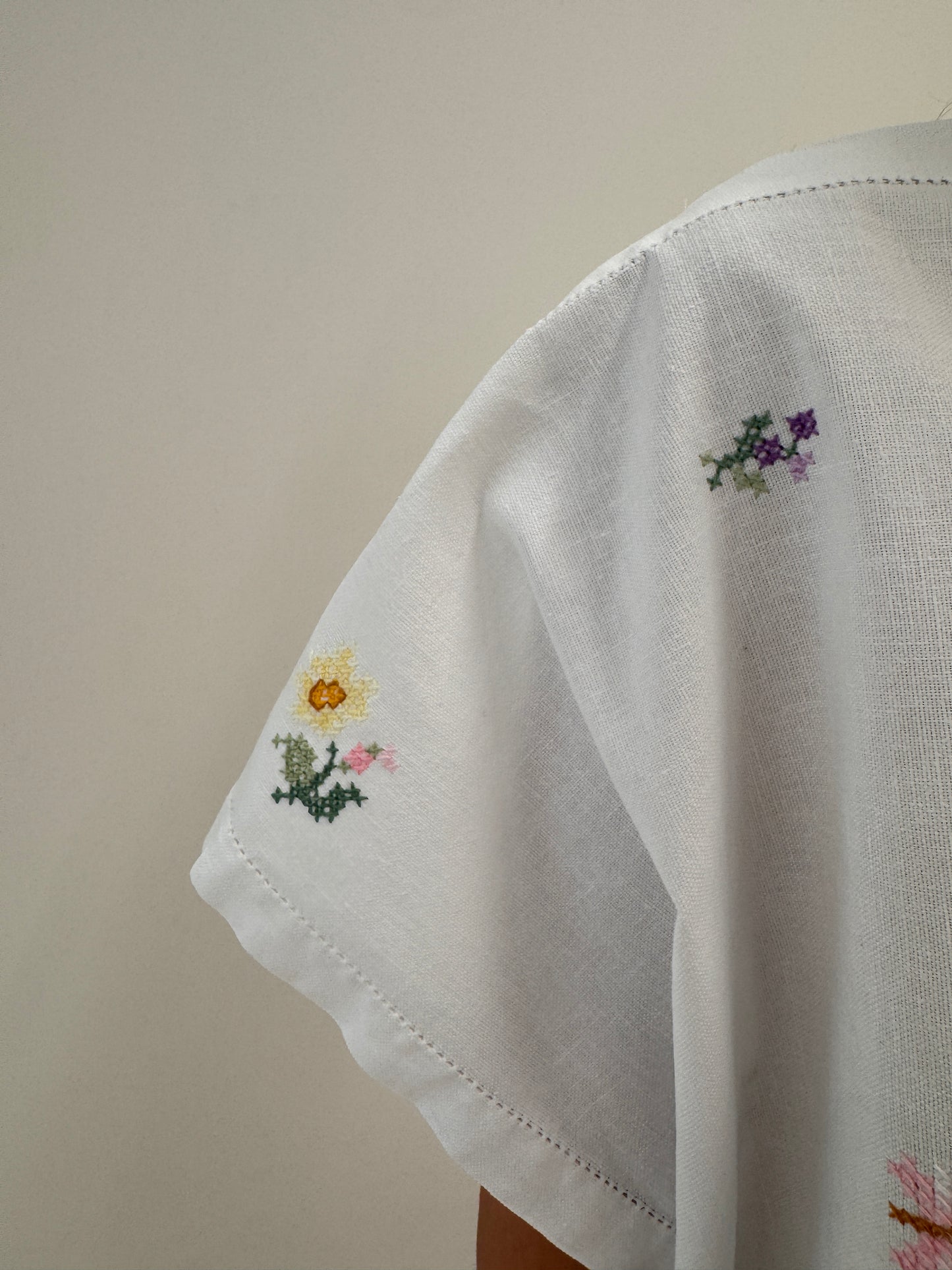 Set din in excepțional cu broderie manuală delicată colorata și fustă maxi