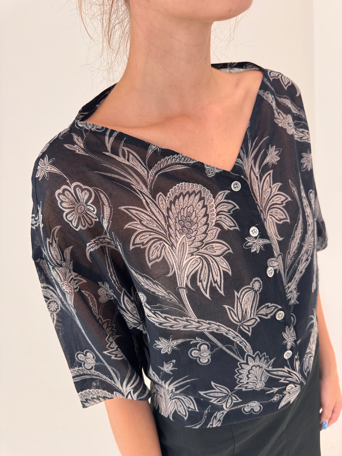 Cămașa luxury vintage Byblos neagră cu print din cea mai fină panzica de bumbac