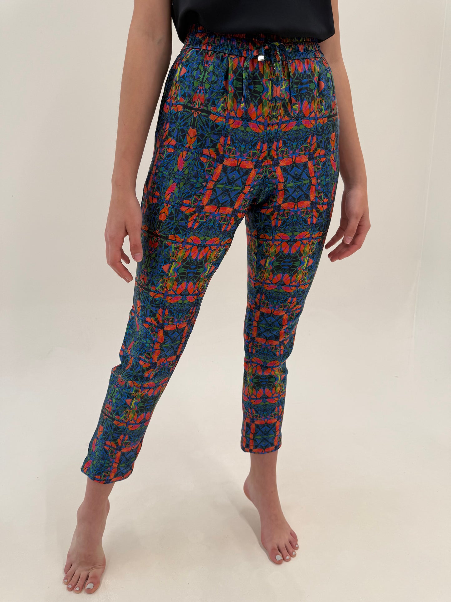 Pantaloni Hugo Boss din mătase naturală foarte chic cu influențe casual