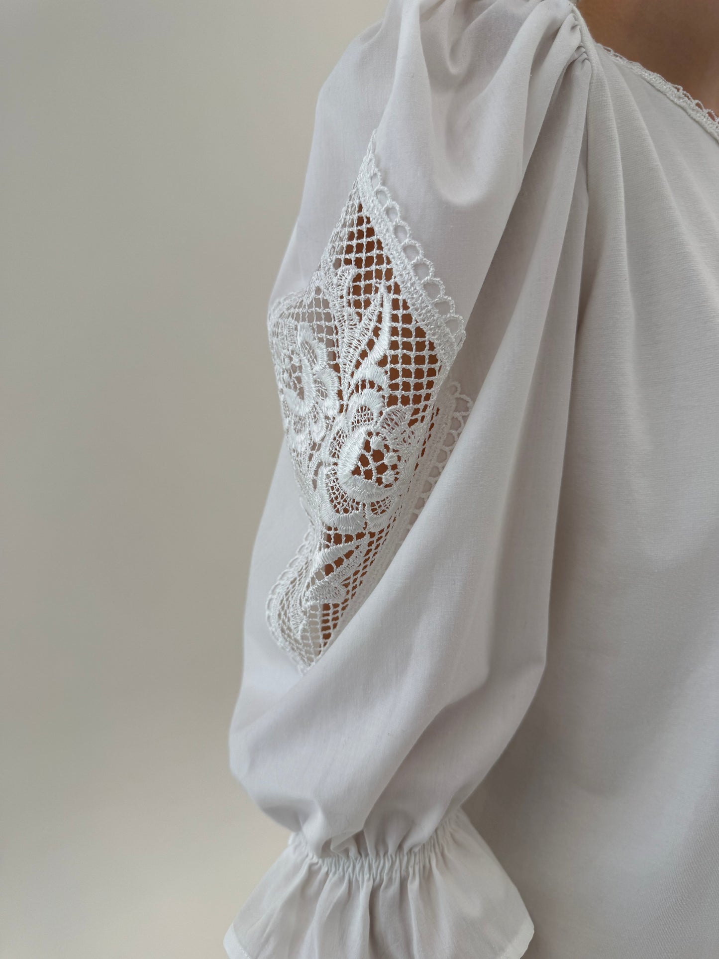 Top vintage cambrat cu mâneci bufante și dantelă macrame