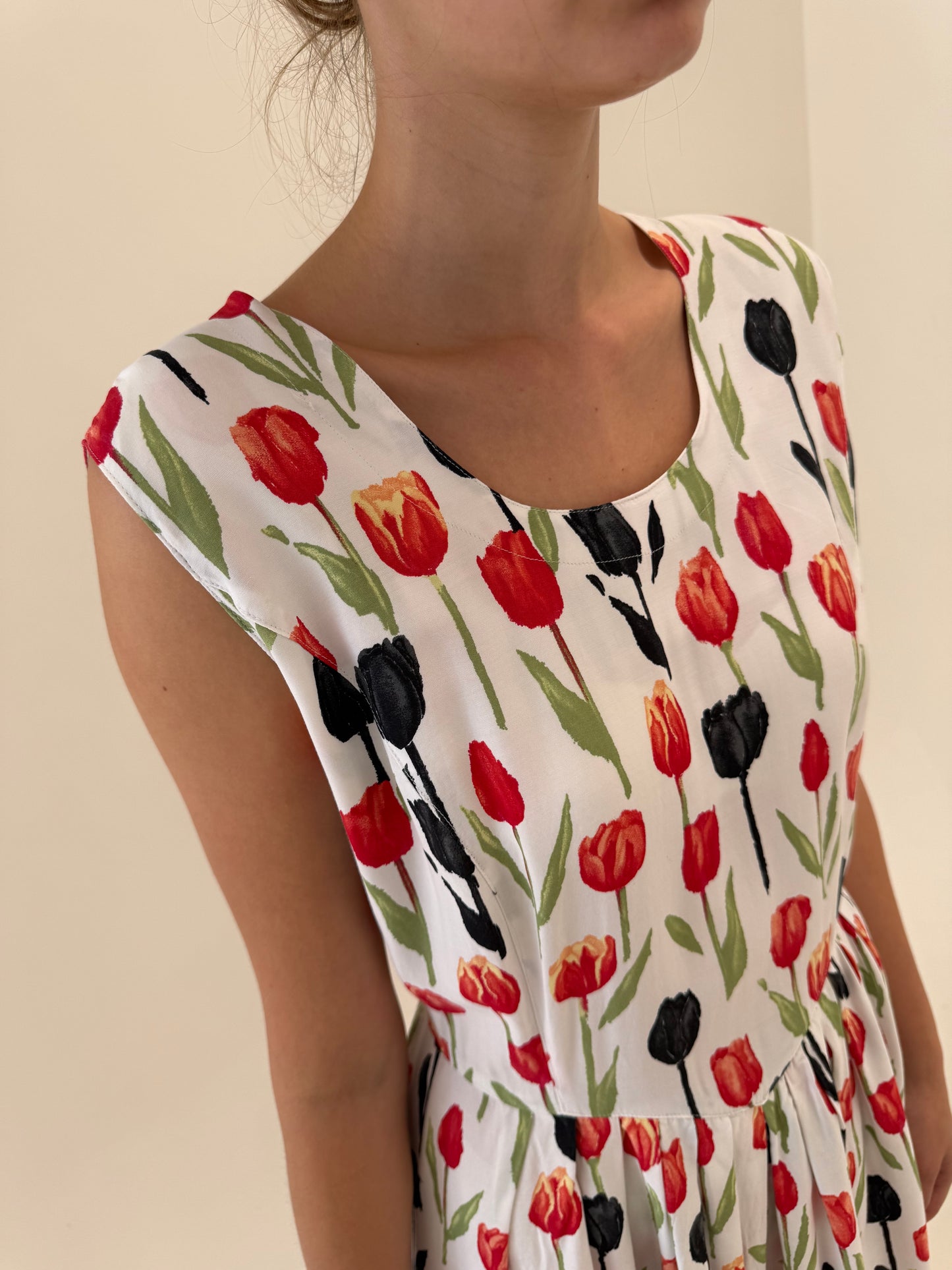 Rochie maxi vintage super vaporoasă cu talie marcată și print cu lalele