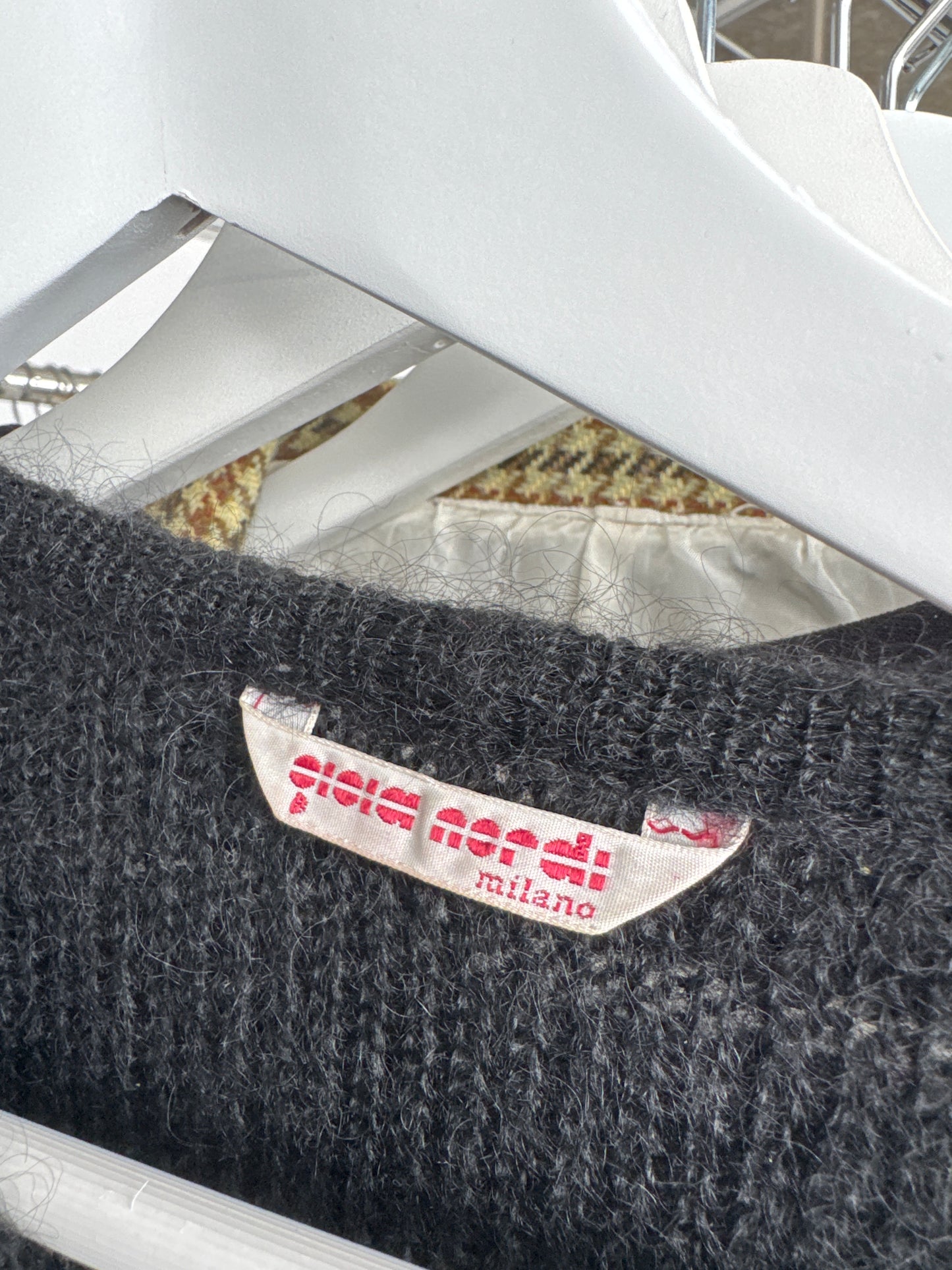 Cardigan vintage din super kid mohair cu aplicații manuale delicate