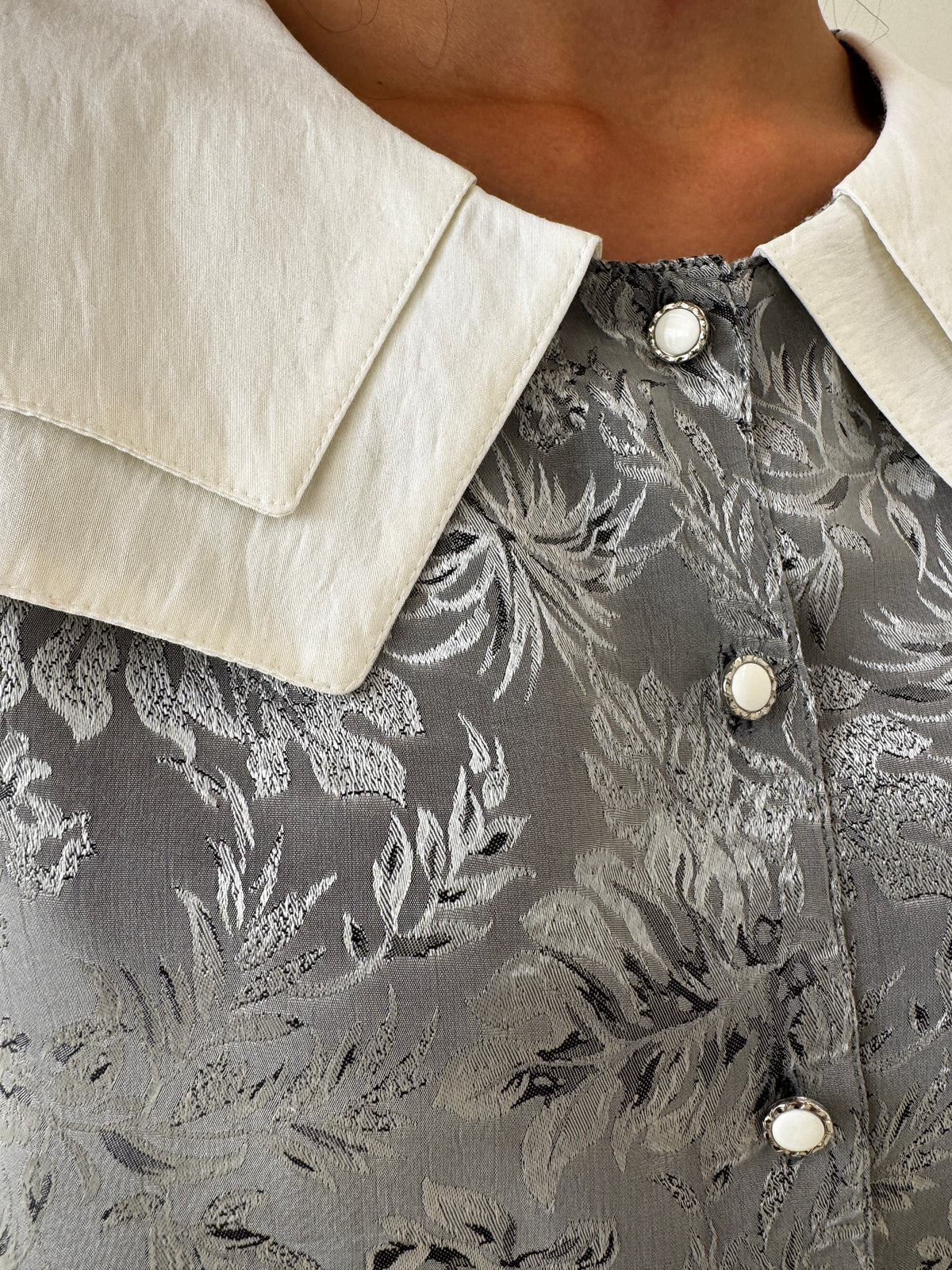 Cămașa vintage din jacquard silver gray cu guler supradimensionat alb